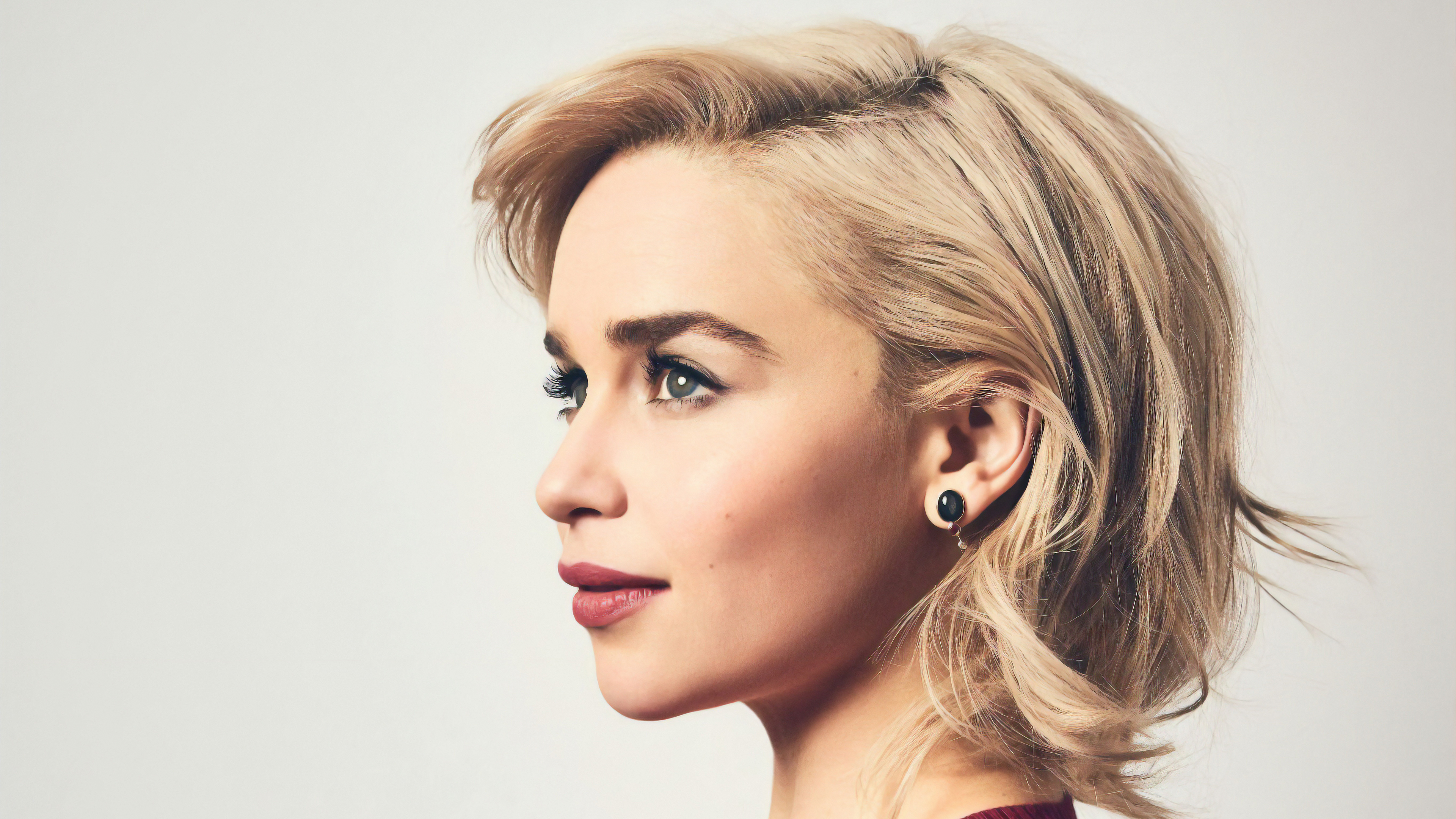 Download mobile wallpaper Blonde, English, Face, Celebrity, Short Hair, Actress, Emilia Clarke for free.