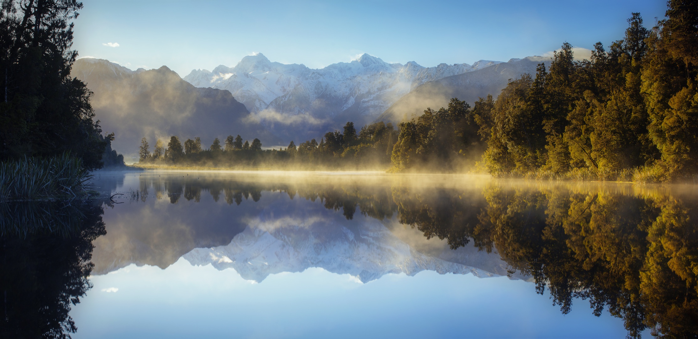 Handy-Wallpaper Landschaft, Natur, See, Neuseeland, Nebel, Gebirge, Erde/natur, Spiegelung kostenlos herunterladen.