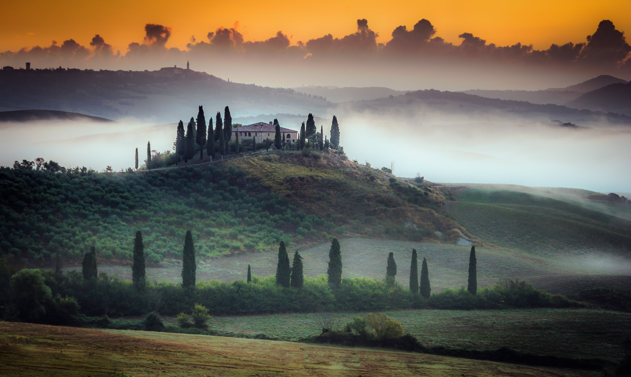 無料モバイル壁紙イタリア, 霧, 丘, 写真撮影, トスカーナをダウンロードします。