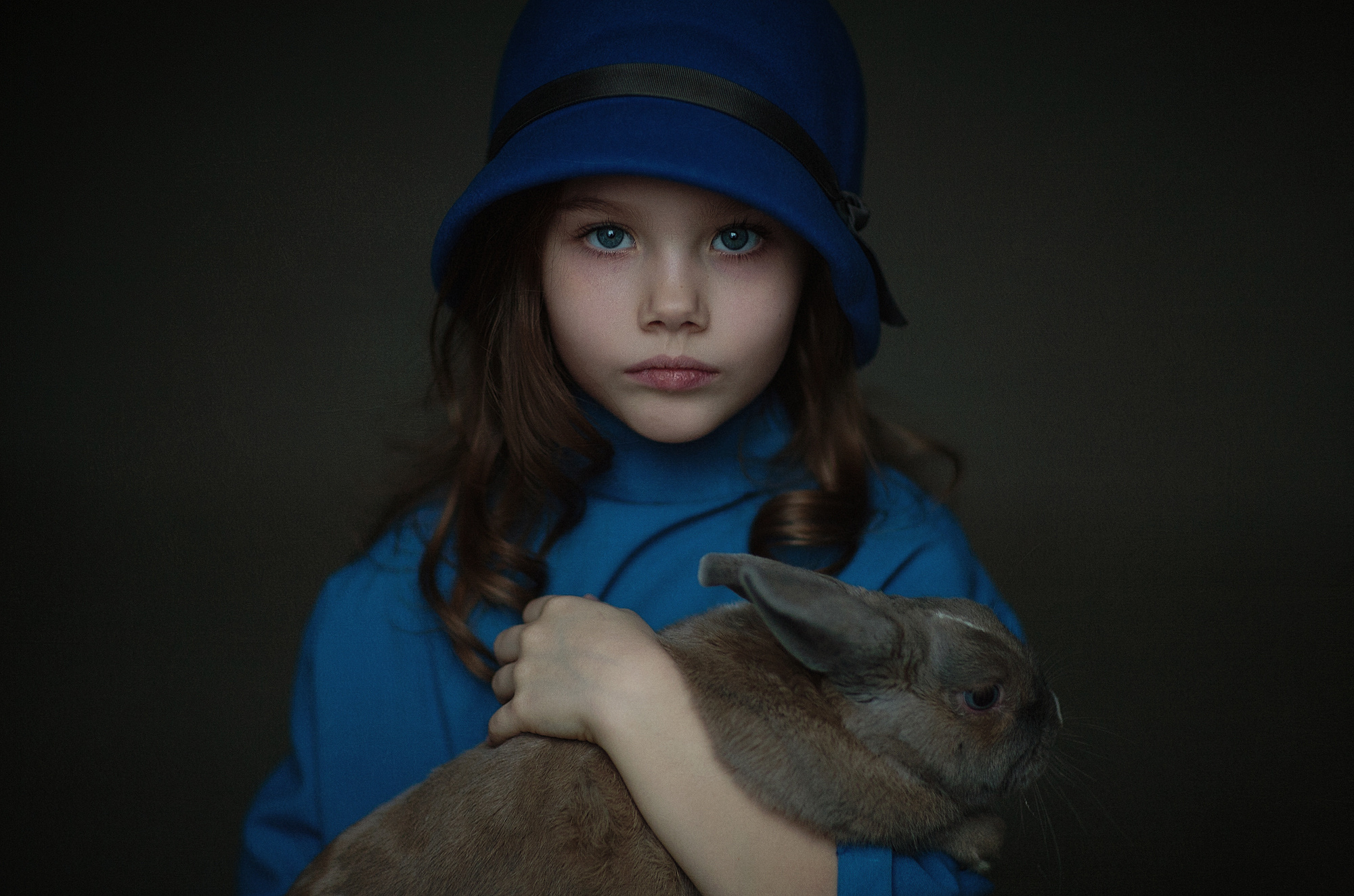 734067 завантажити картинку фотографія, дитина, блакитні очі, брюнетка, капелюх, кролик - шпалери і заставки безкоштовно
