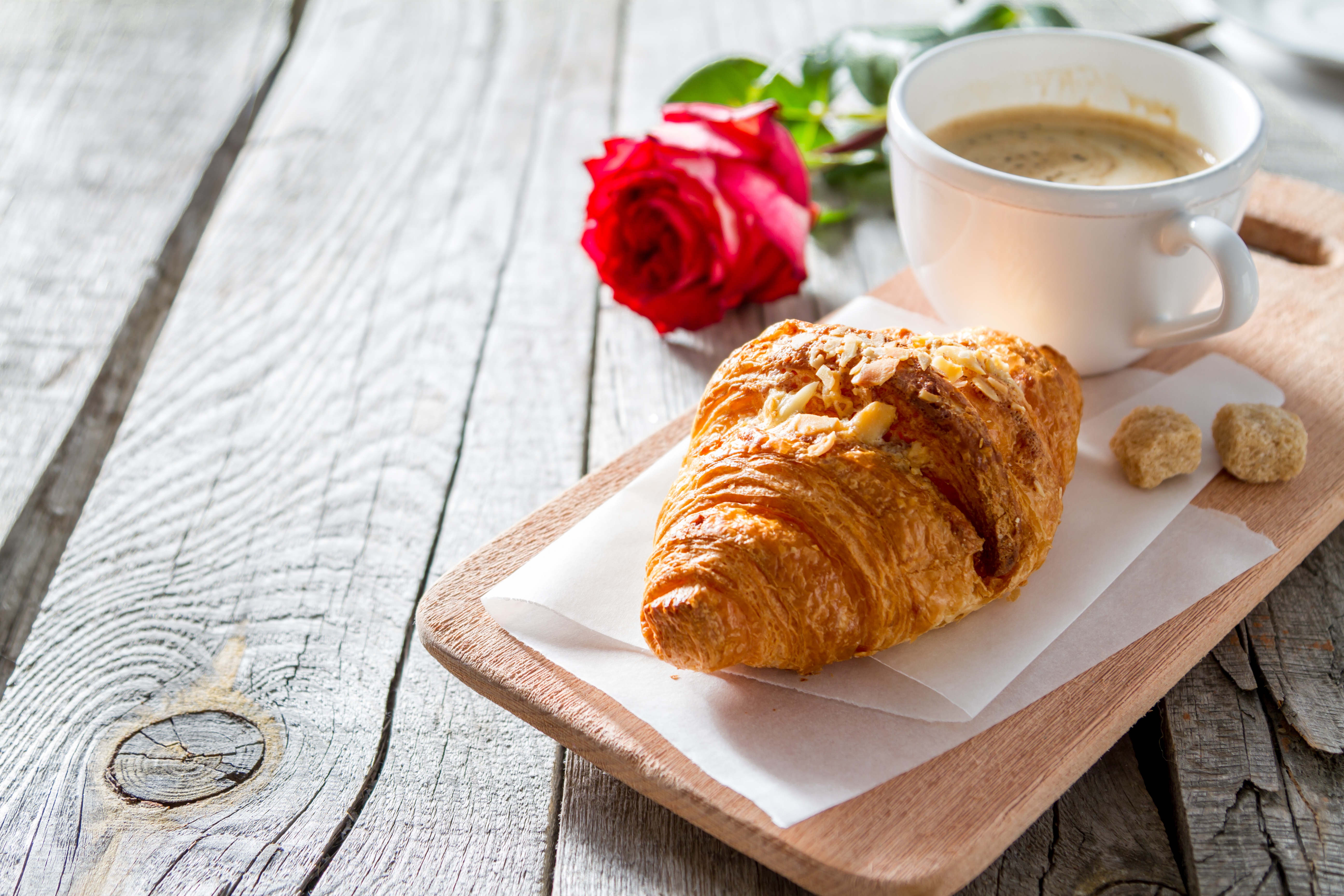 Handy-Wallpaper Croissant, Nahrungsmittel, Stillleben, Kaffee, Wiener kostenlos herunterladen.