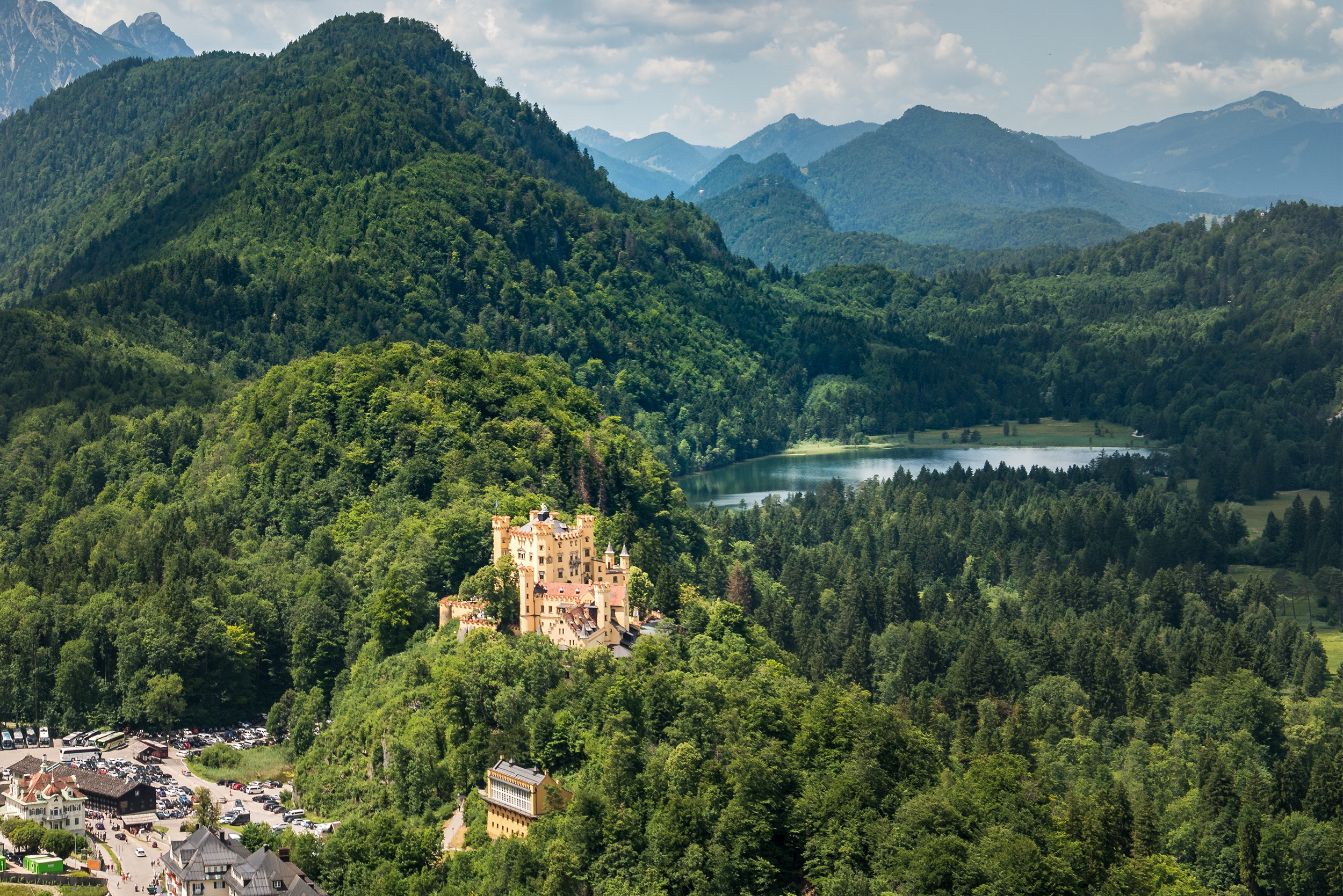 487545 descargar fondo de pantalla hecho por el hombre, castillo hohenschwangau, castillo, bosque, alemania, lago, montaña, castillos: protectores de pantalla e imágenes gratis