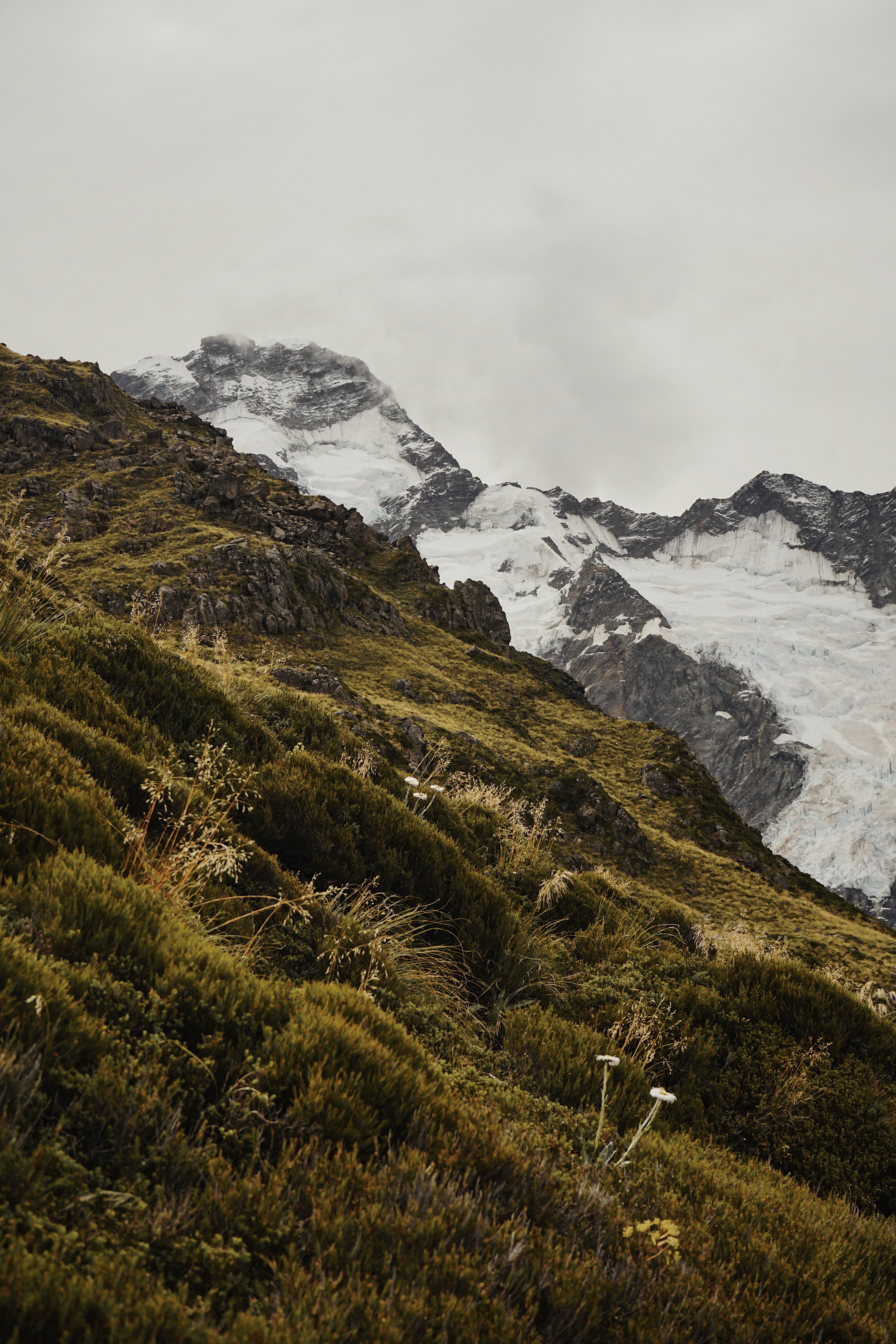 Descarga gratuita de fondo de pantalla para móvil de Cerro, Loma, Naturaleza, Montaña, Hierba, Nieve.