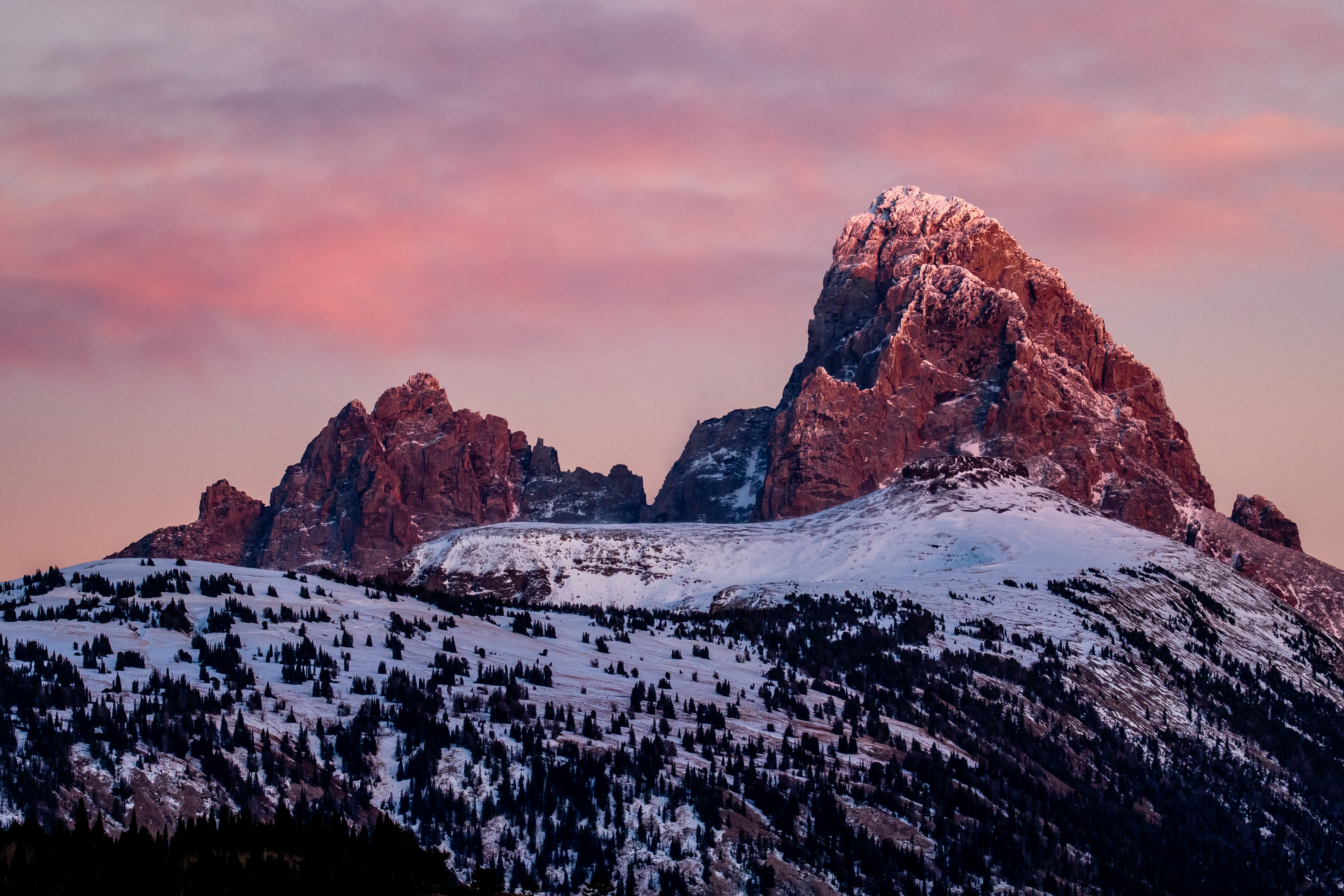 Скачать картинку Гора, Вершина, Сумерки, Снег, Природа в телефон бесплатно.