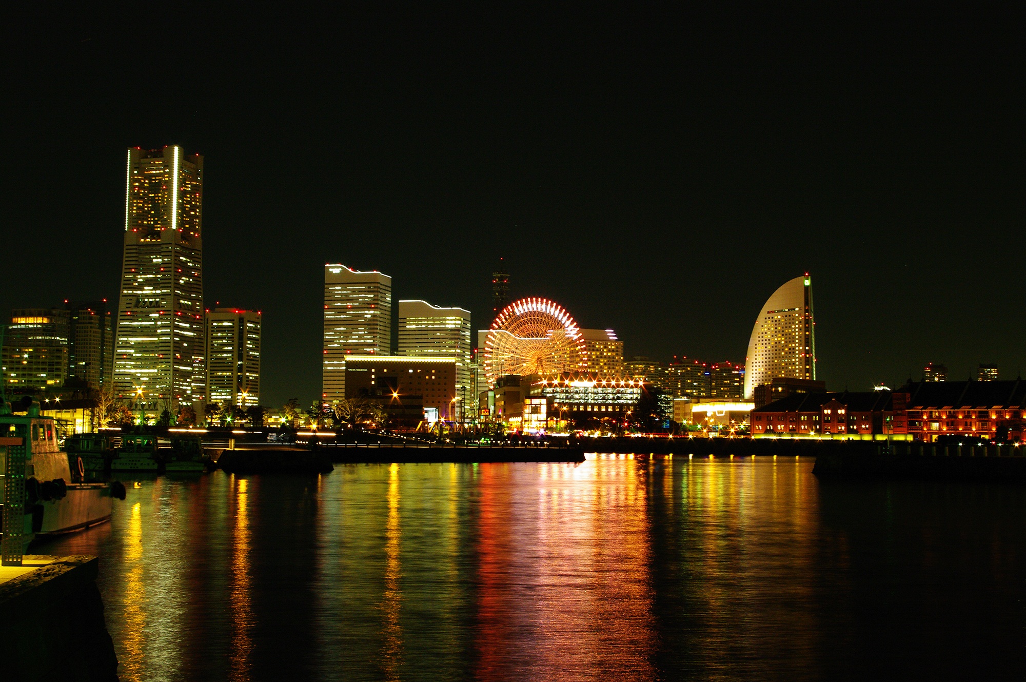 Laden Sie das Städte, Wolkenkratzer, Licht, Japan, Nacht, Yokohama, Menschengemacht, Großstadt, Spiegelung-Bild kostenlos auf Ihren PC-Desktop herunter