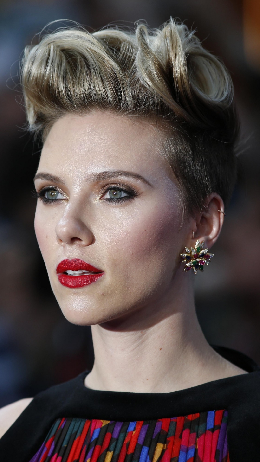 Baixar papel de parede para celular de Scarlett Johansson, Loiro, Olhos Azuis, Brincos, Americano, Celebridade, Cabelo Curto, Atriz, Cabelo Loiro, Batom gratuito.