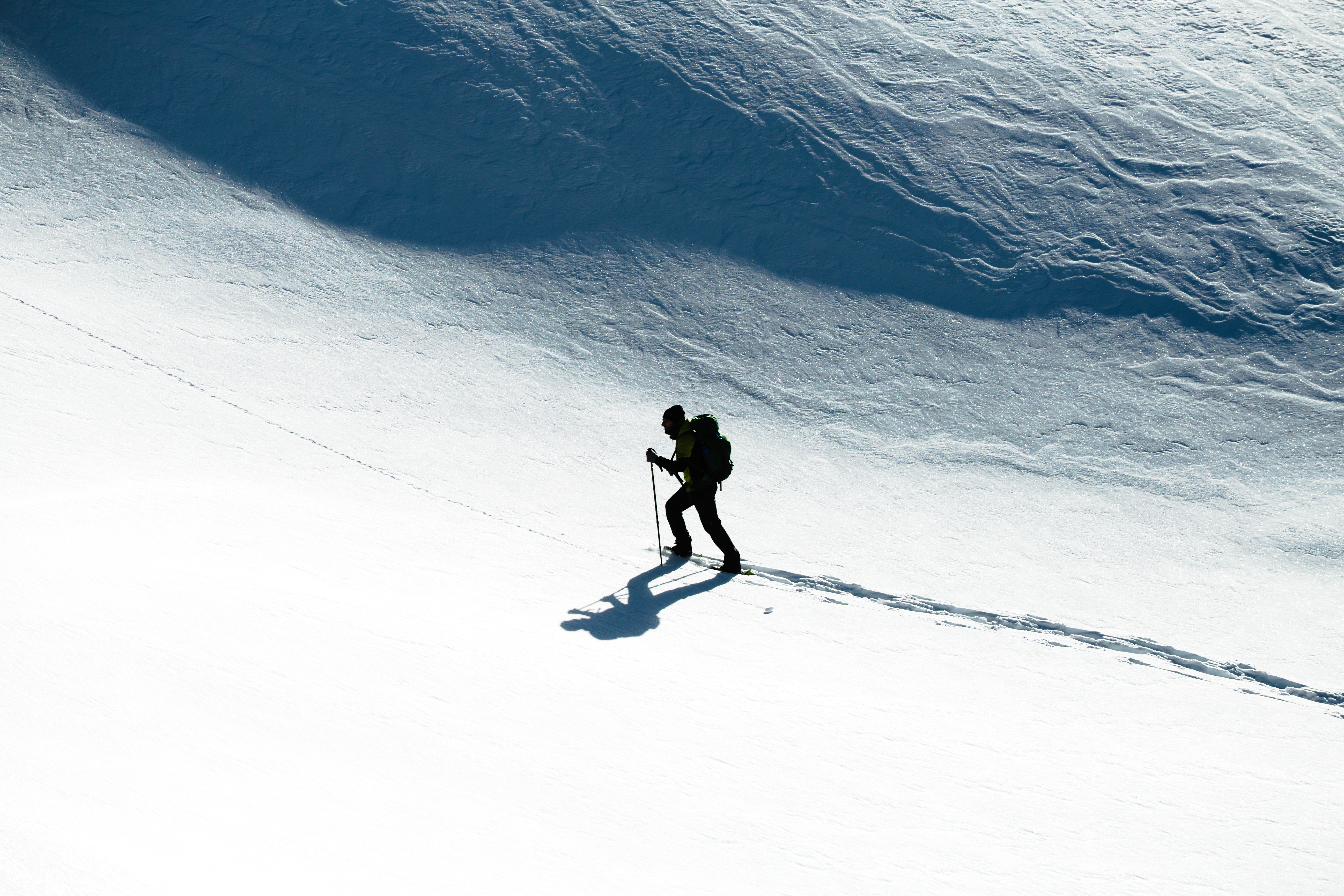 51395 baixar papel de parede esportes, inverno, neve, esquiador, escalar, trepar - protetores de tela e imagens gratuitamente
