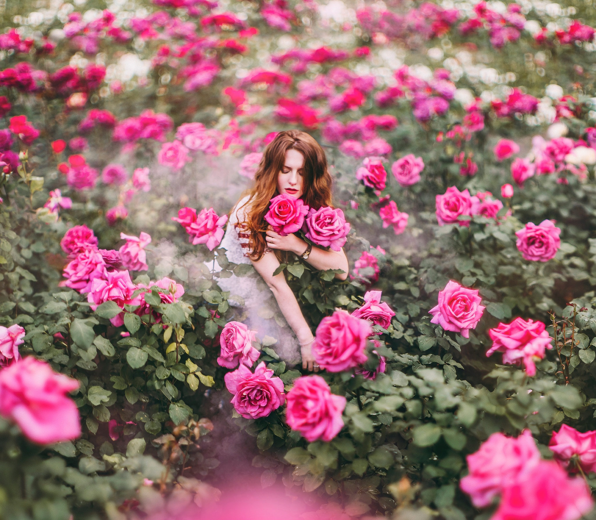 Laden Sie das Blume, Rose, Rothaarige, Stimmung, Modell, Frauen, Pinke Blume, Lippenstift-Bild kostenlos auf Ihren PC-Desktop herunter