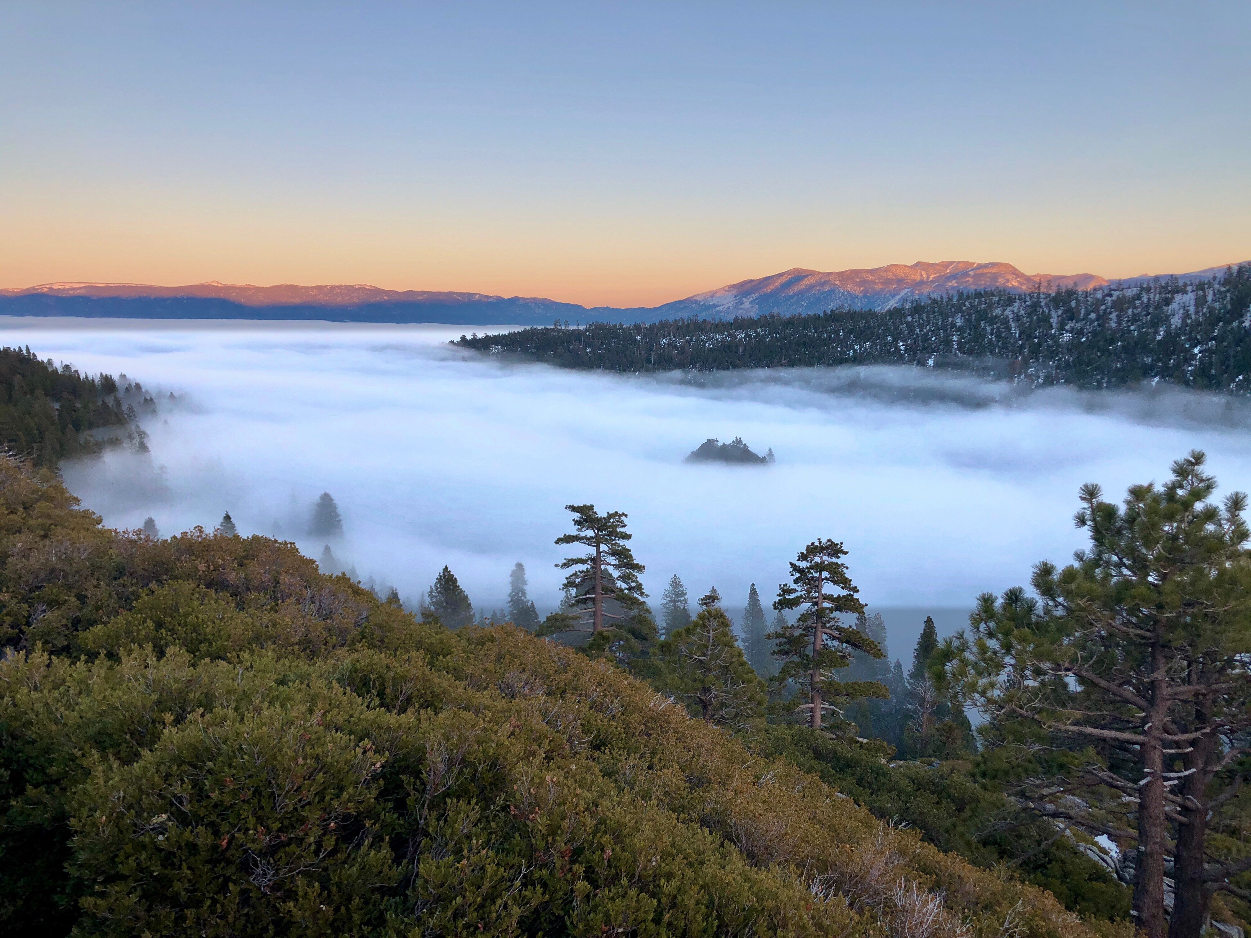 Скачать картинку Долина, Туман, Горы, Природа, Пейзаж в телефон бесплатно.