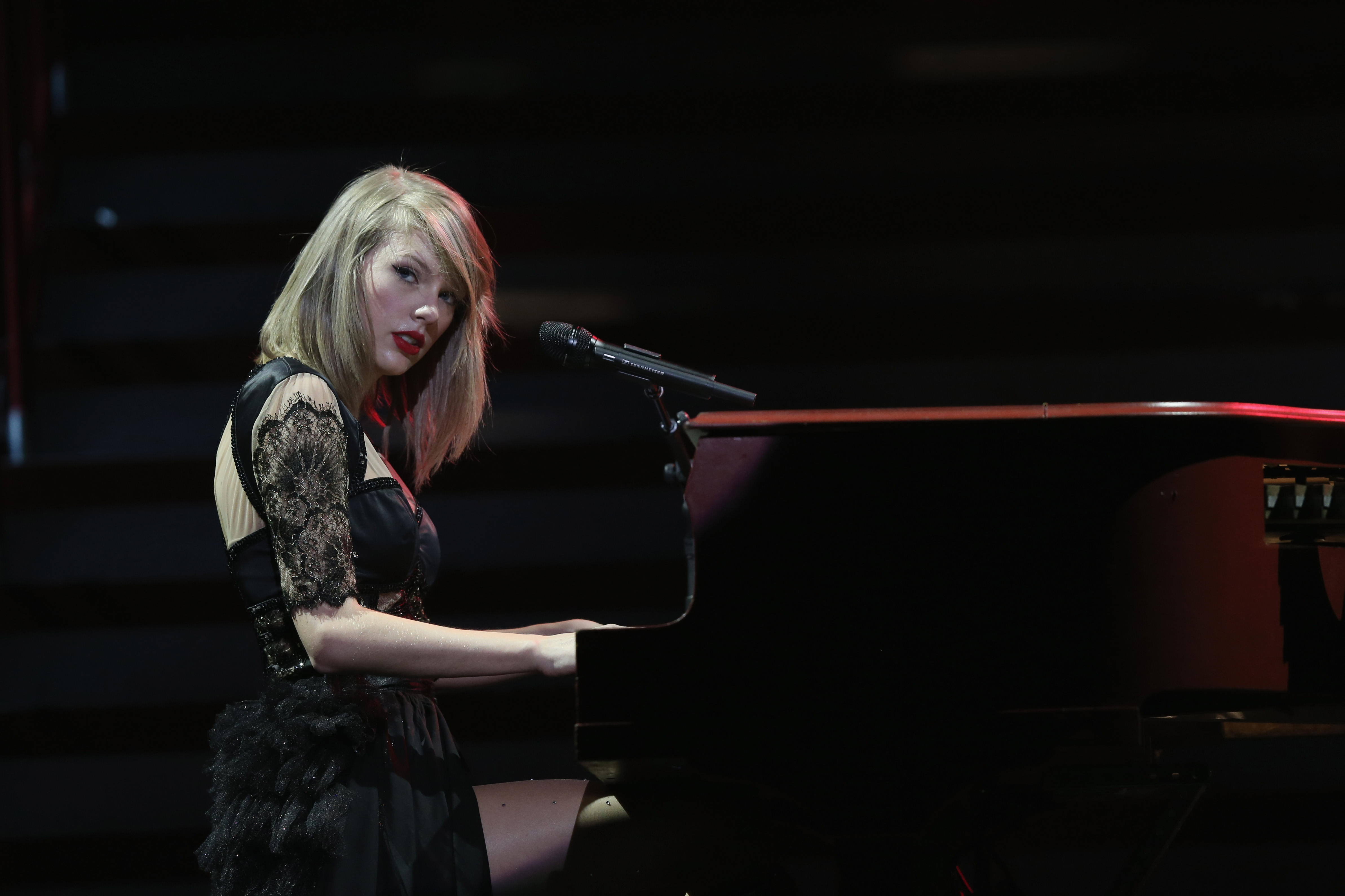 Free download wallpaper Music, Piano, Singer, Blonde, American, Taylor Swift, Lipstick on your PC desktop