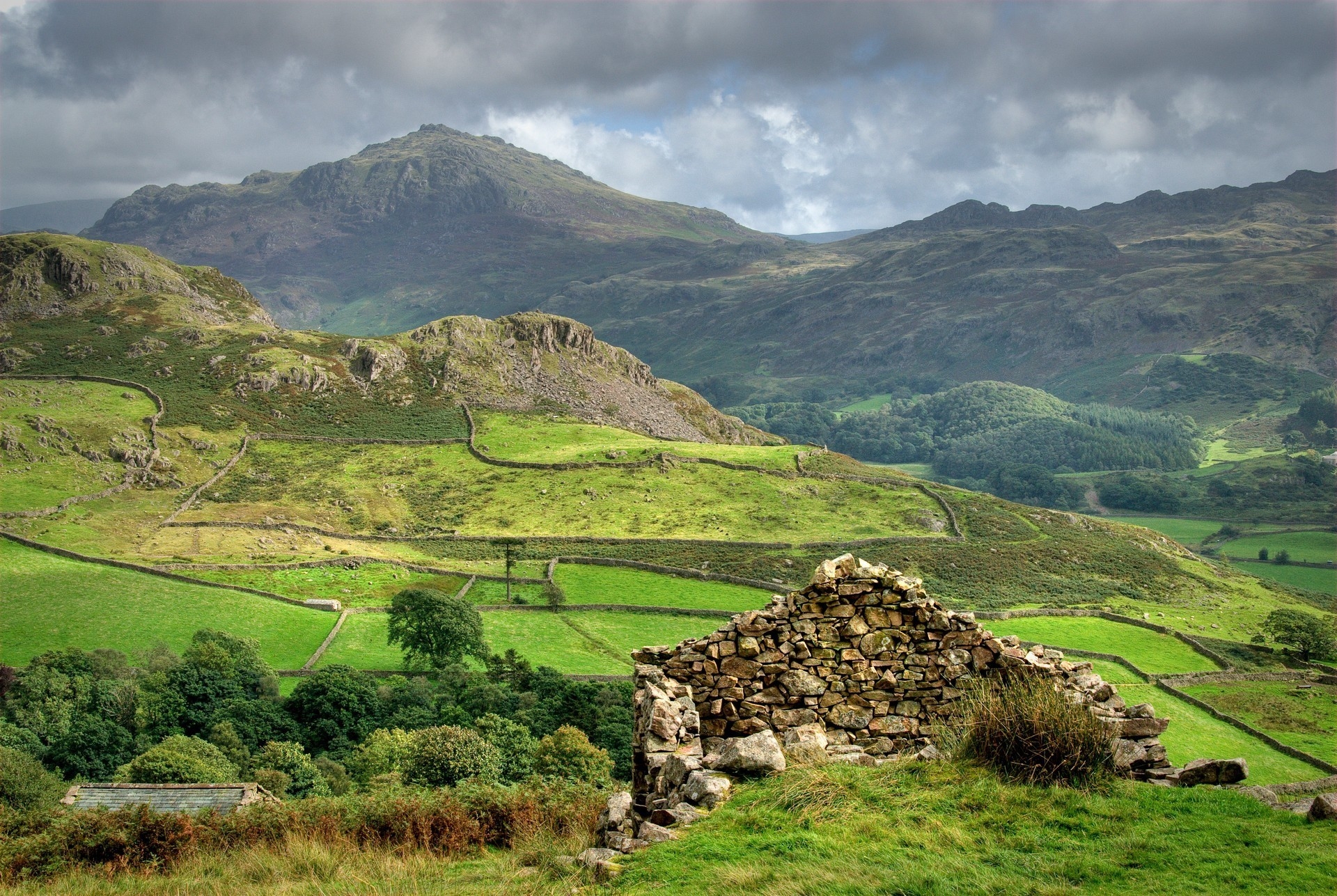 111646 скачать картинку сельское хозяйство, шотландия, природа, поля, горы, строение, руины - обои и заставки бесплатно