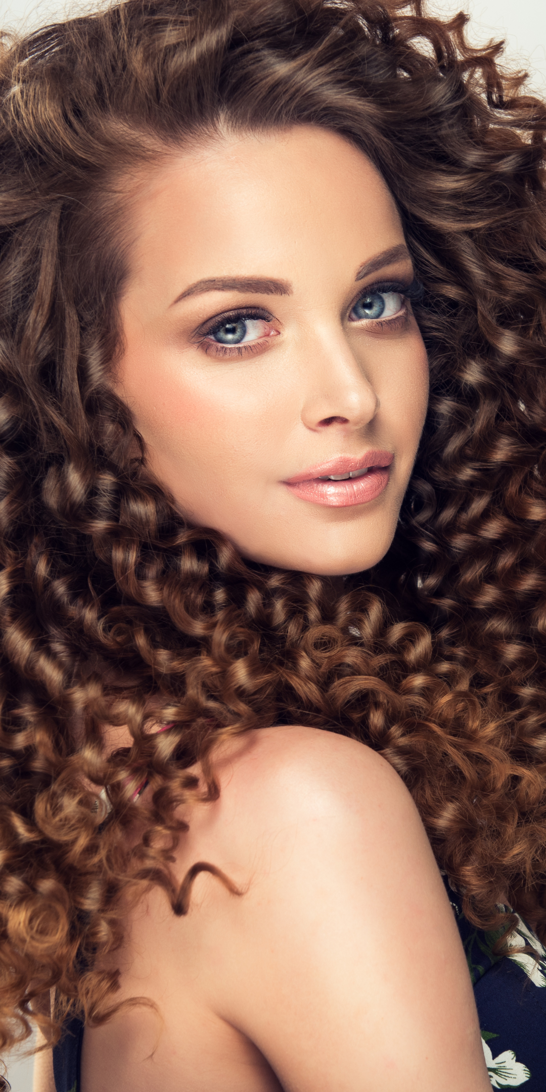 Download mobile wallpaper Face, Model, Women, Curl, Makeup for free.