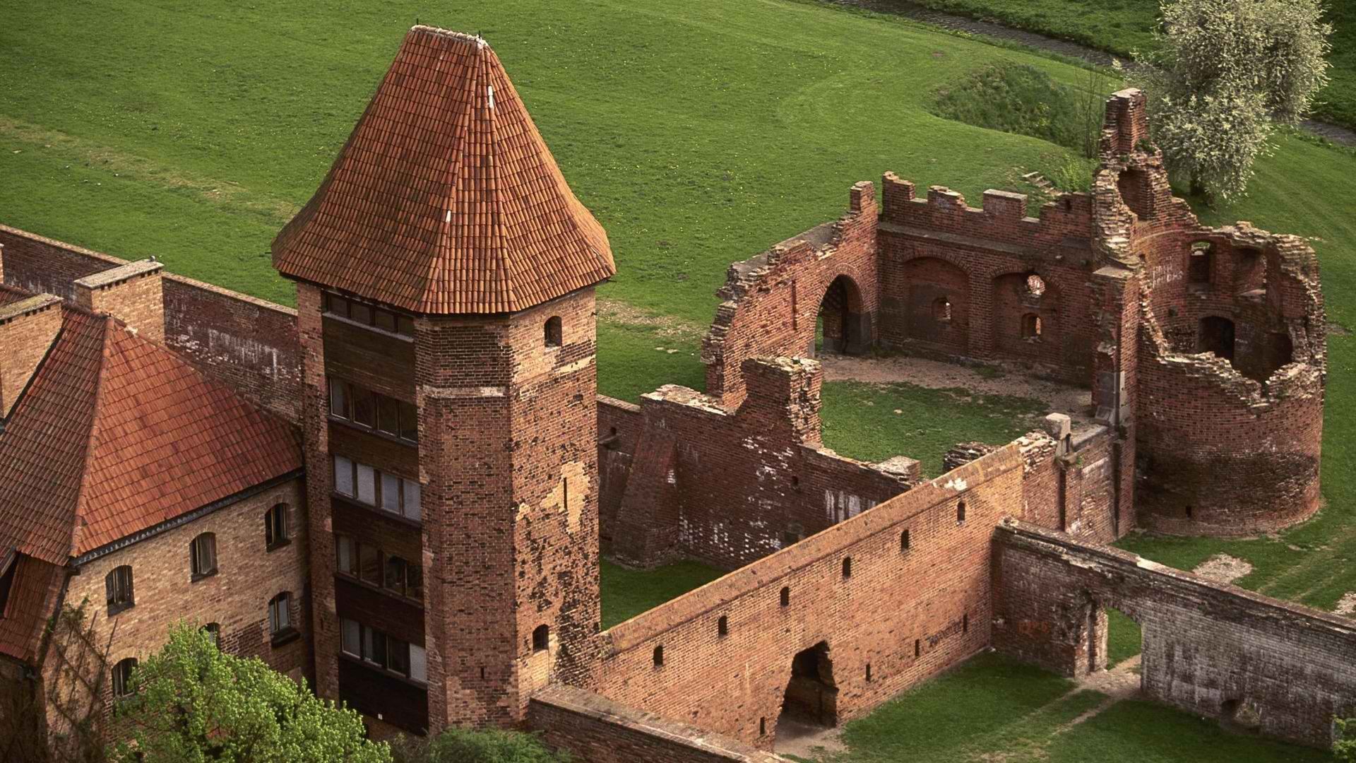 man made, malbork castle