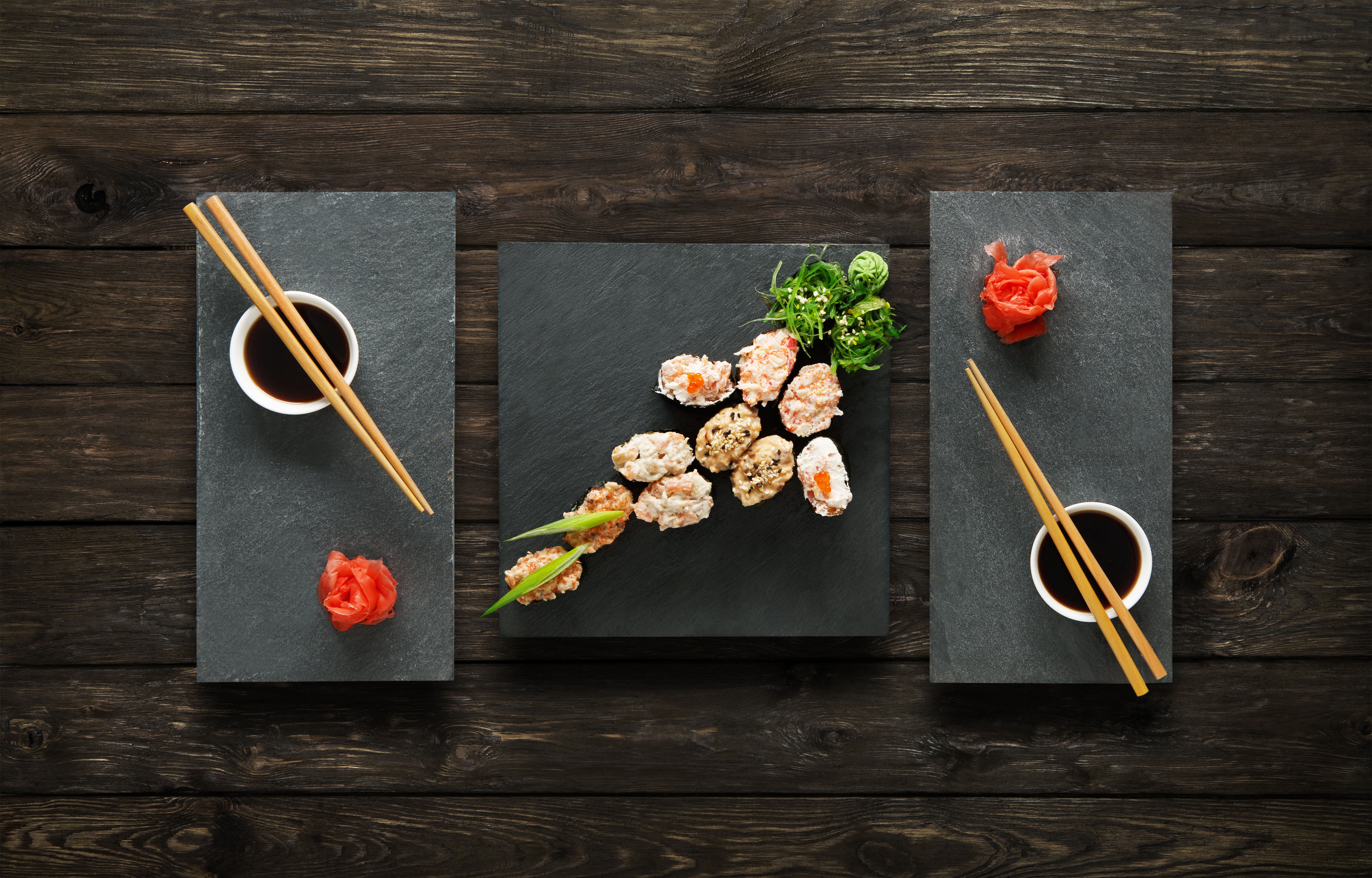 Handy-Wallpaper Sushi, Meeresfrüchte, Nahrungsmittel, Stillleben, Essstäbchen kostenlos herunterladen.
