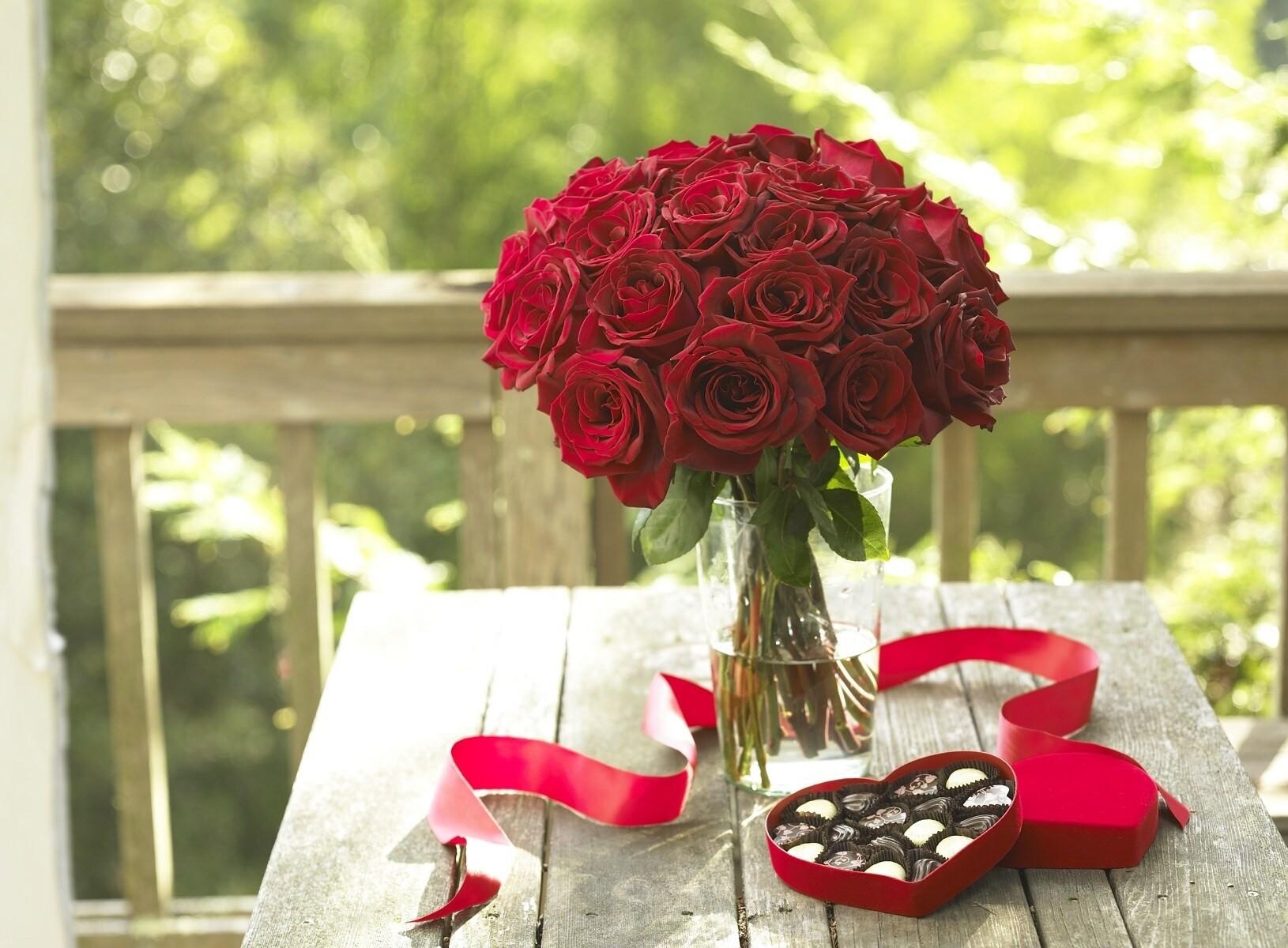 94461 скачать обои розы, цветы, конфеты, букет, лента, сердце, веранда - заставки и картинки бесплатно