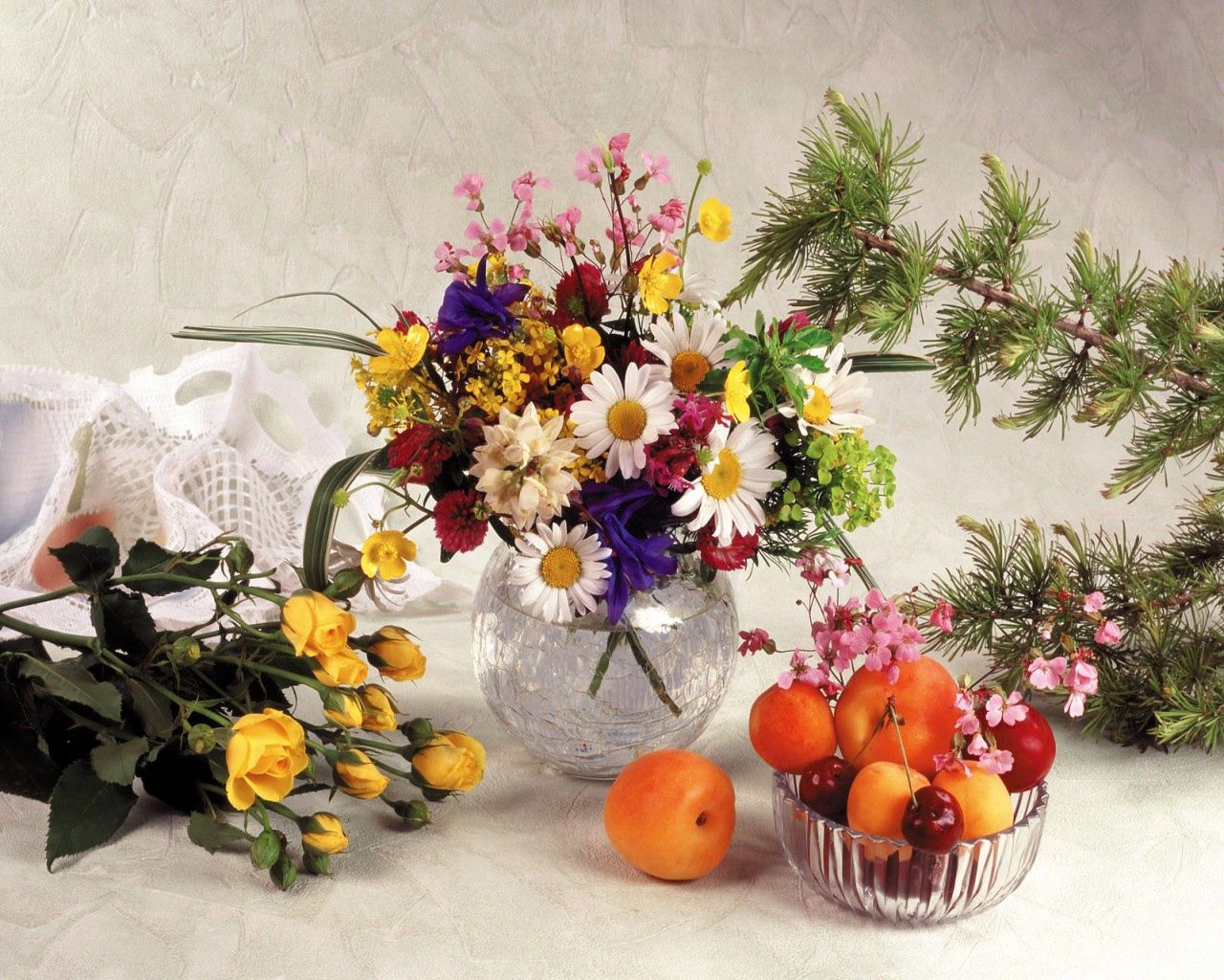 126183 завантажити шпалери рози, квіти, фрукти, ромашки, букети, натюрморт, поле, ваза, польові - заставки і картинки безкоштовно