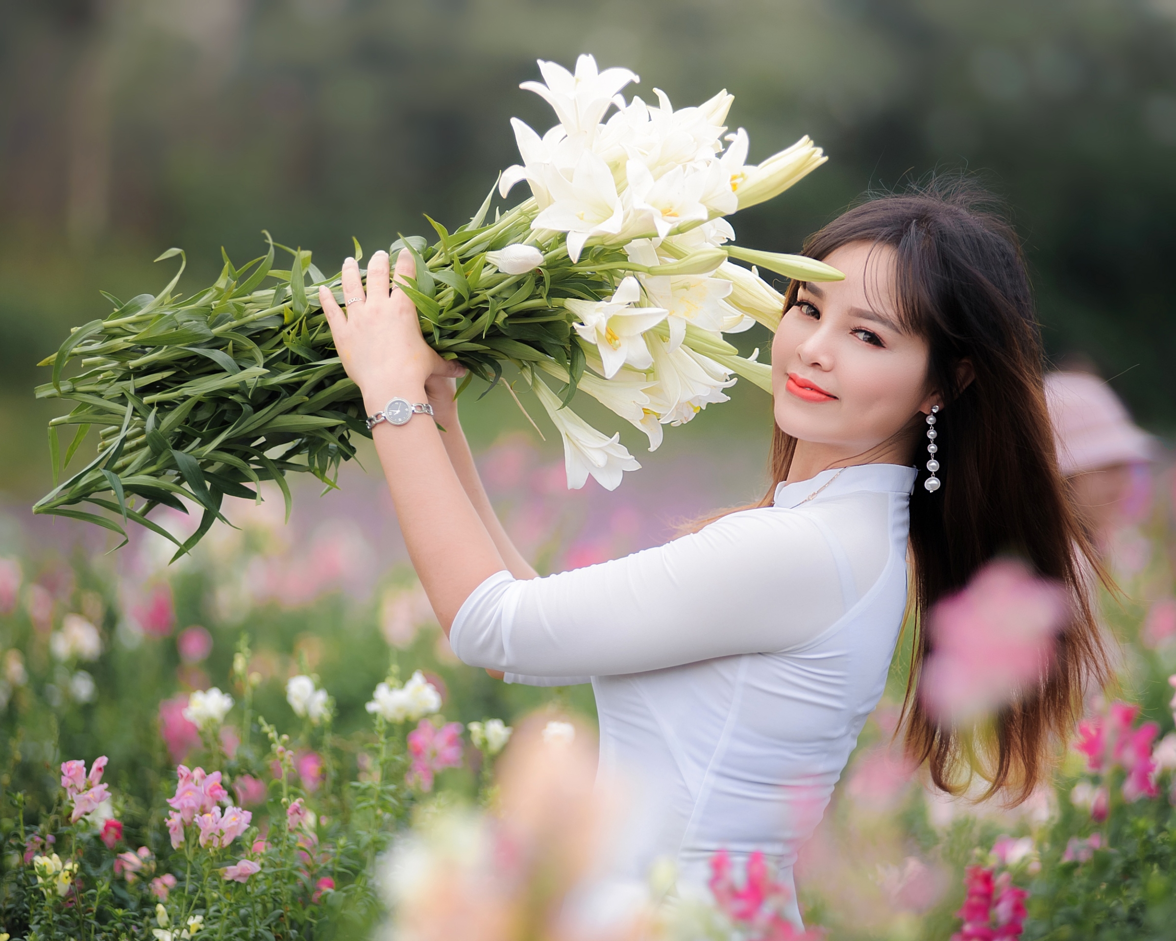 Laden Sie das Blume, Brünette, Modell, Frauen, Weiße Blume, Asiatinnen, Lippenstift-Bild kostenlos auf Ihren PC-Desktop herunter