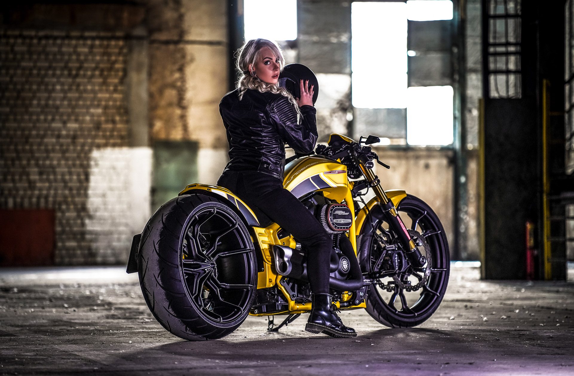 Téléchargez des papiers peints mobile Harley Davidson, Femmes, Femmes & Motos, Moto Personnalisée, Coutumes De Thunderbike gratuitement.
