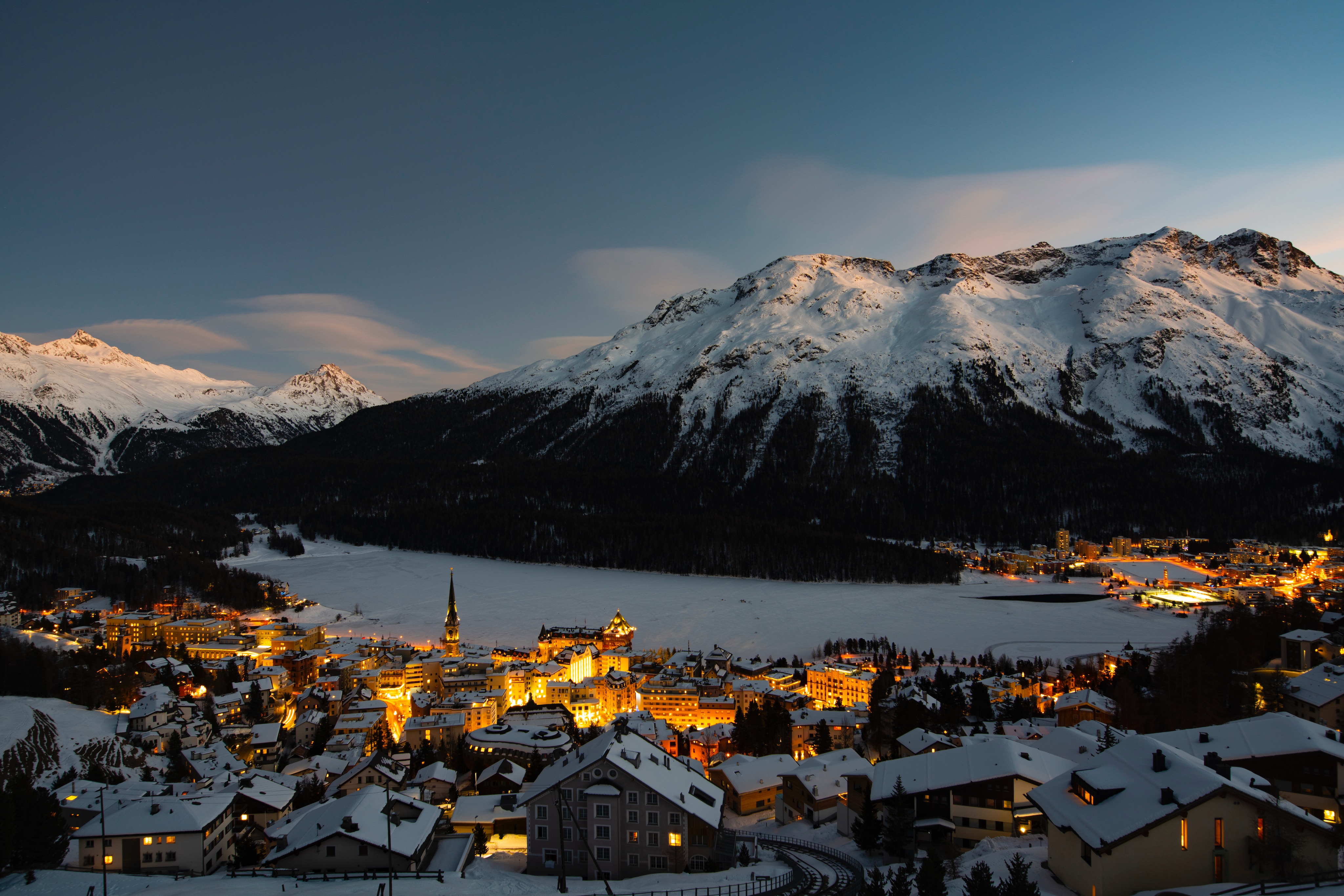 57332 descargar fondo de pantalla suiza, invierno, naturaleza, nieve, montaña, brillar, luz, pueblo: protectores de pantalla e imágenes gratis