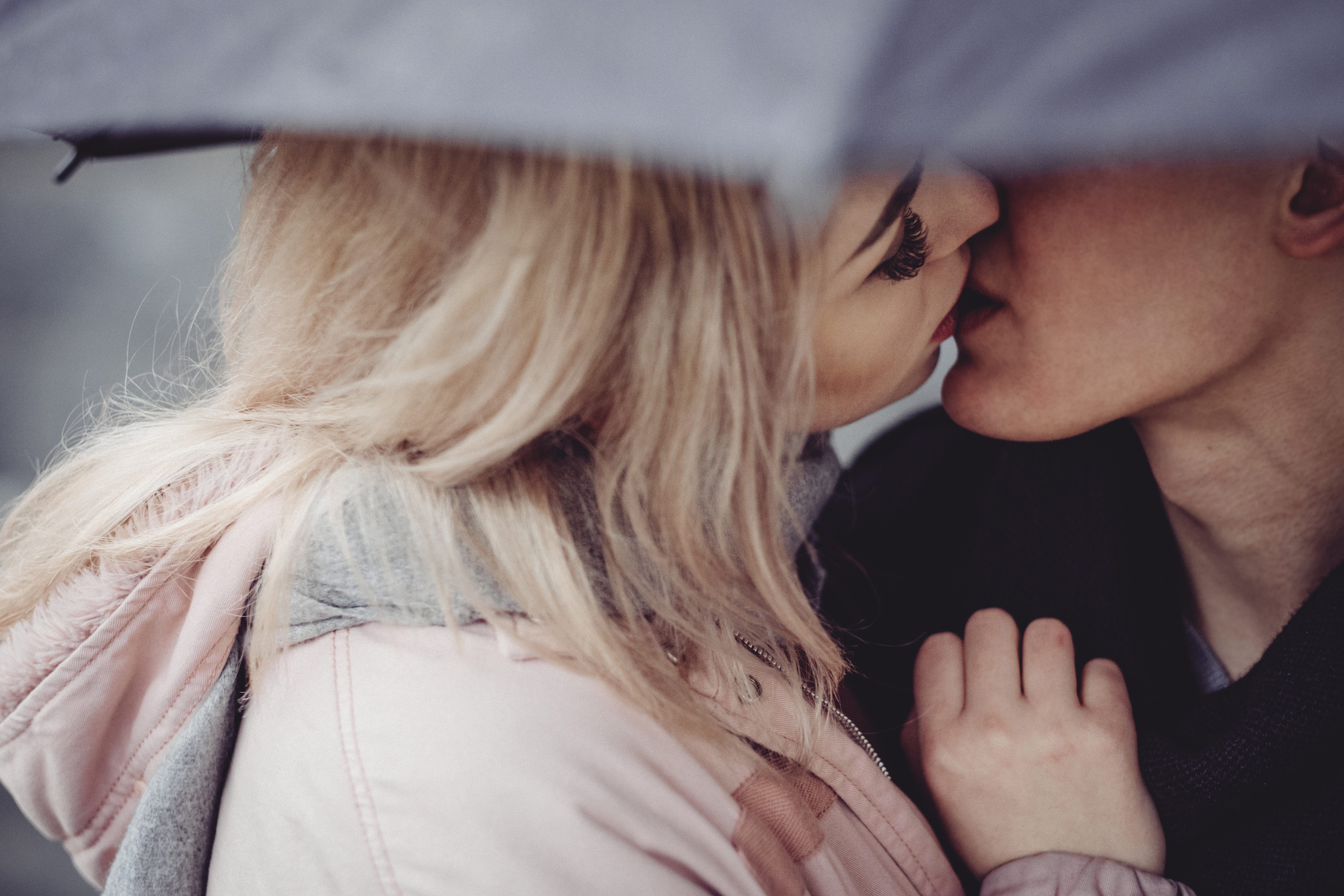 116778 descargar imagen amor, pareja, par, romance, sensibilidad, ternura, paraguas, conmovedor, toque, beso, besar: fondos de pantalla y protectores de pantalla gratis