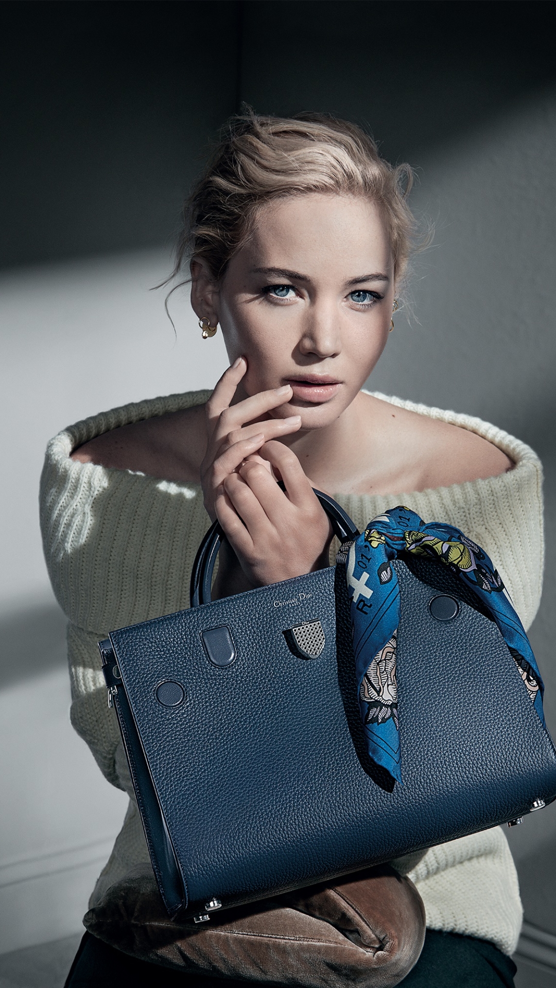 Download mobile wallpaper Bag, Blonde, Blue Eyes, American, Celebrity, Actress, Jennifer Lawrence for free.