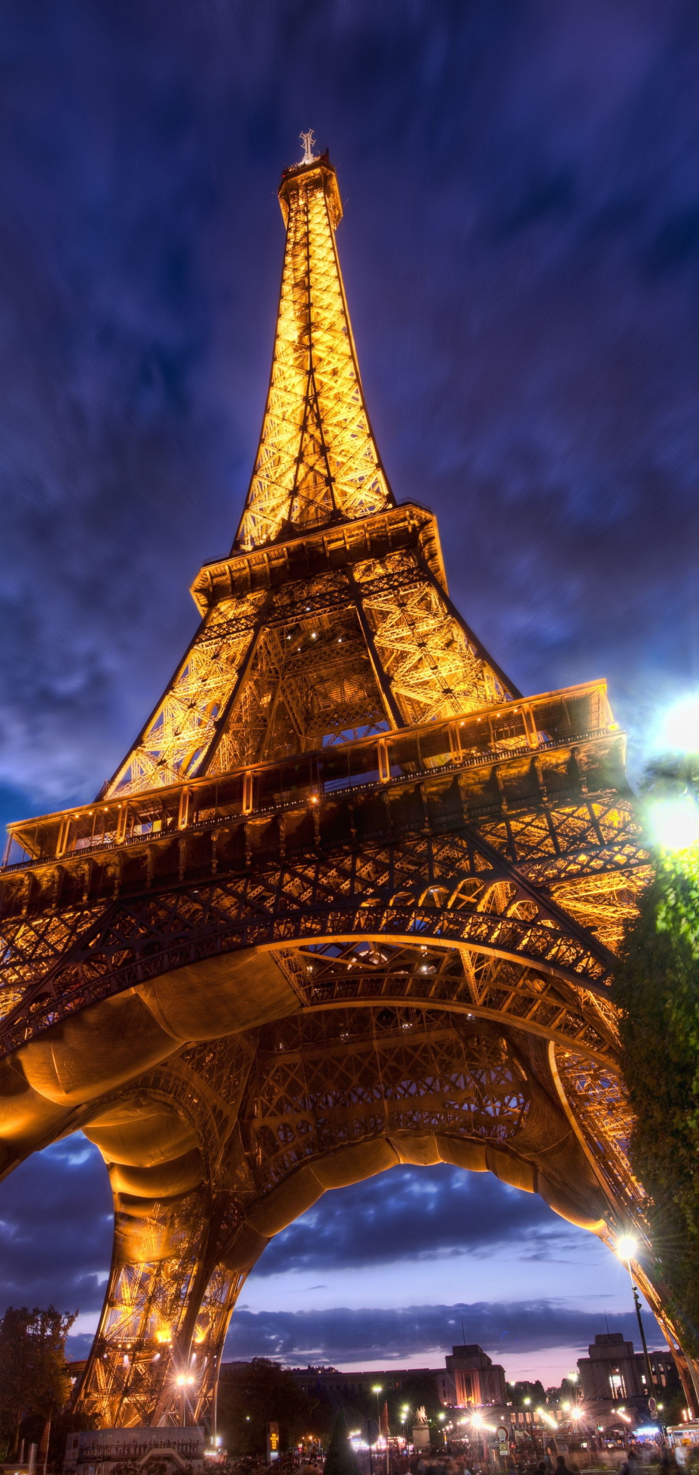 Handy-Wallpaper Paris, Eiffelturm, Licht, Frankreich, Monument, Nacht, Monumente, Menschengemacht kostenlos herunterladen.