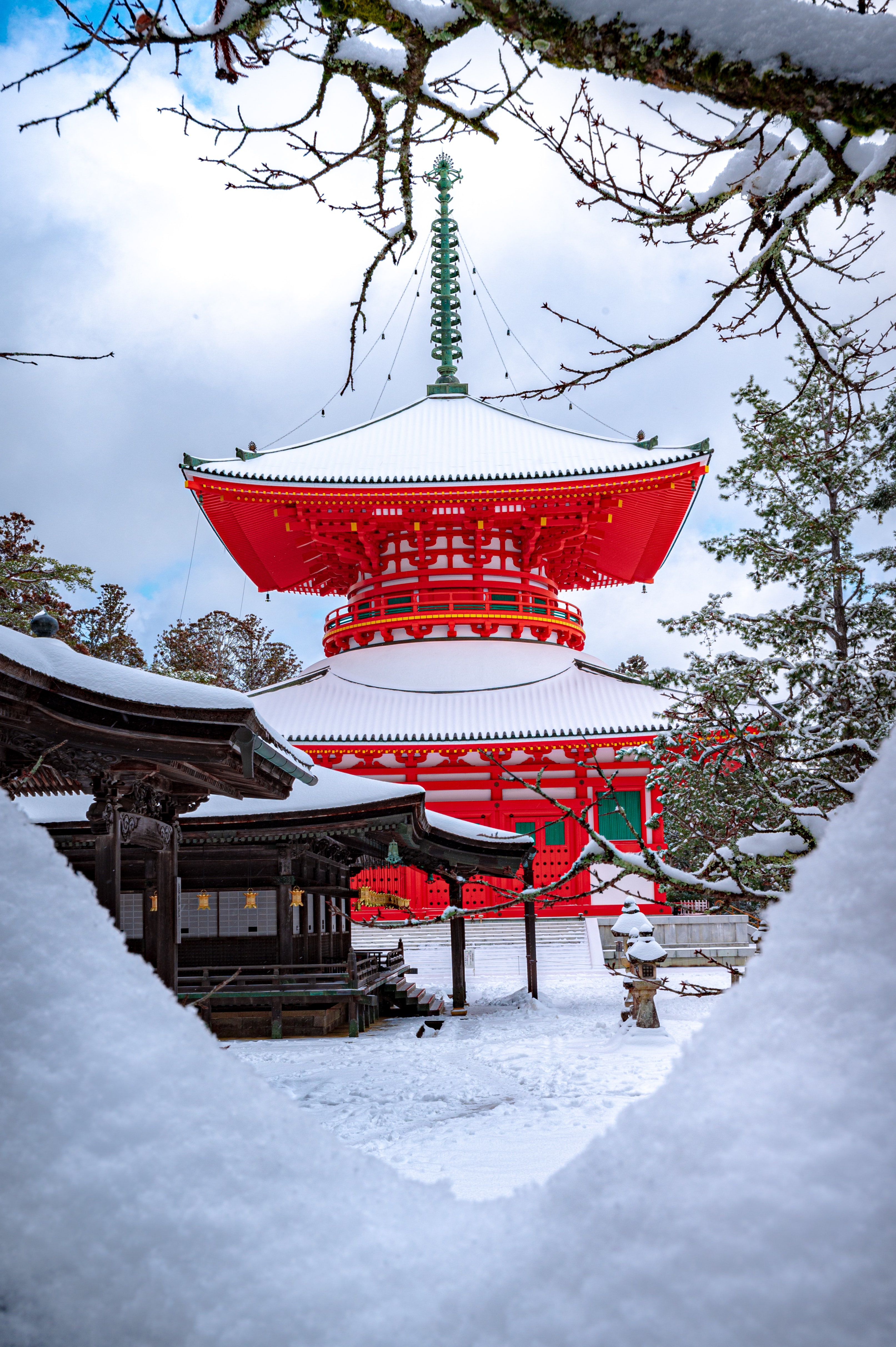 Скачати мобільні шпалери Сніг, Будівля, Пагода, Архітектура, Різне, Зима безкоштовно.