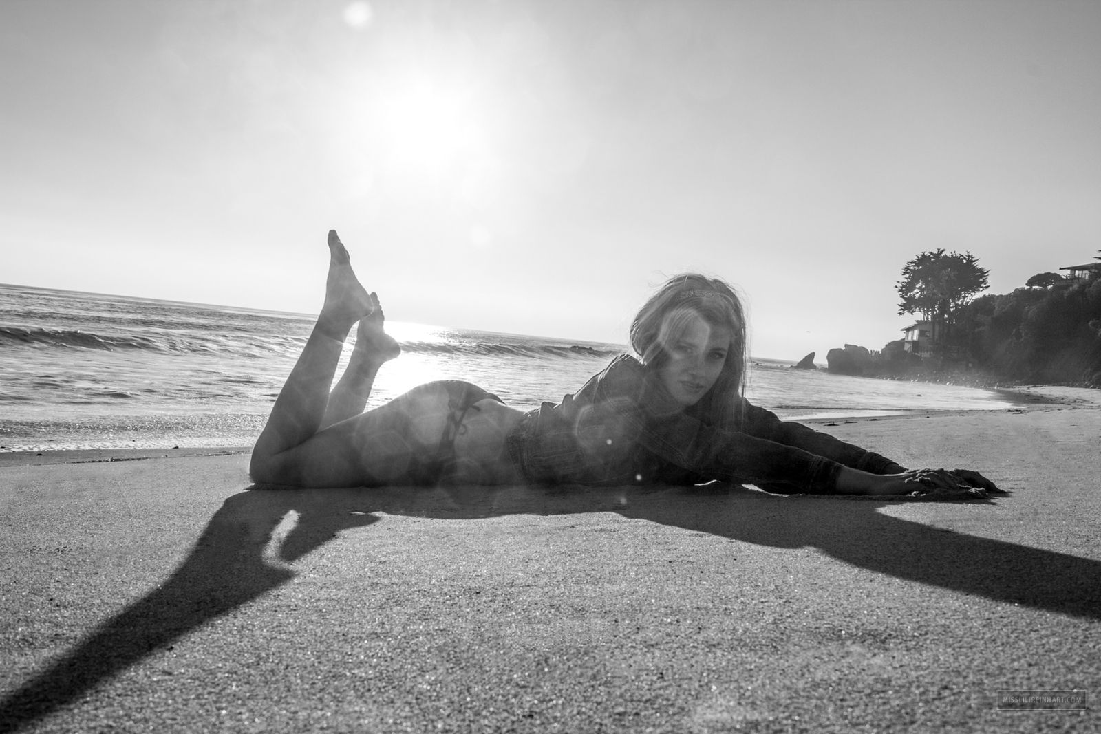 Download mobile wallpaper Beach, Monochrome, American, Celebrity, Actress, Lying Down, Lili Reinhart for free.
