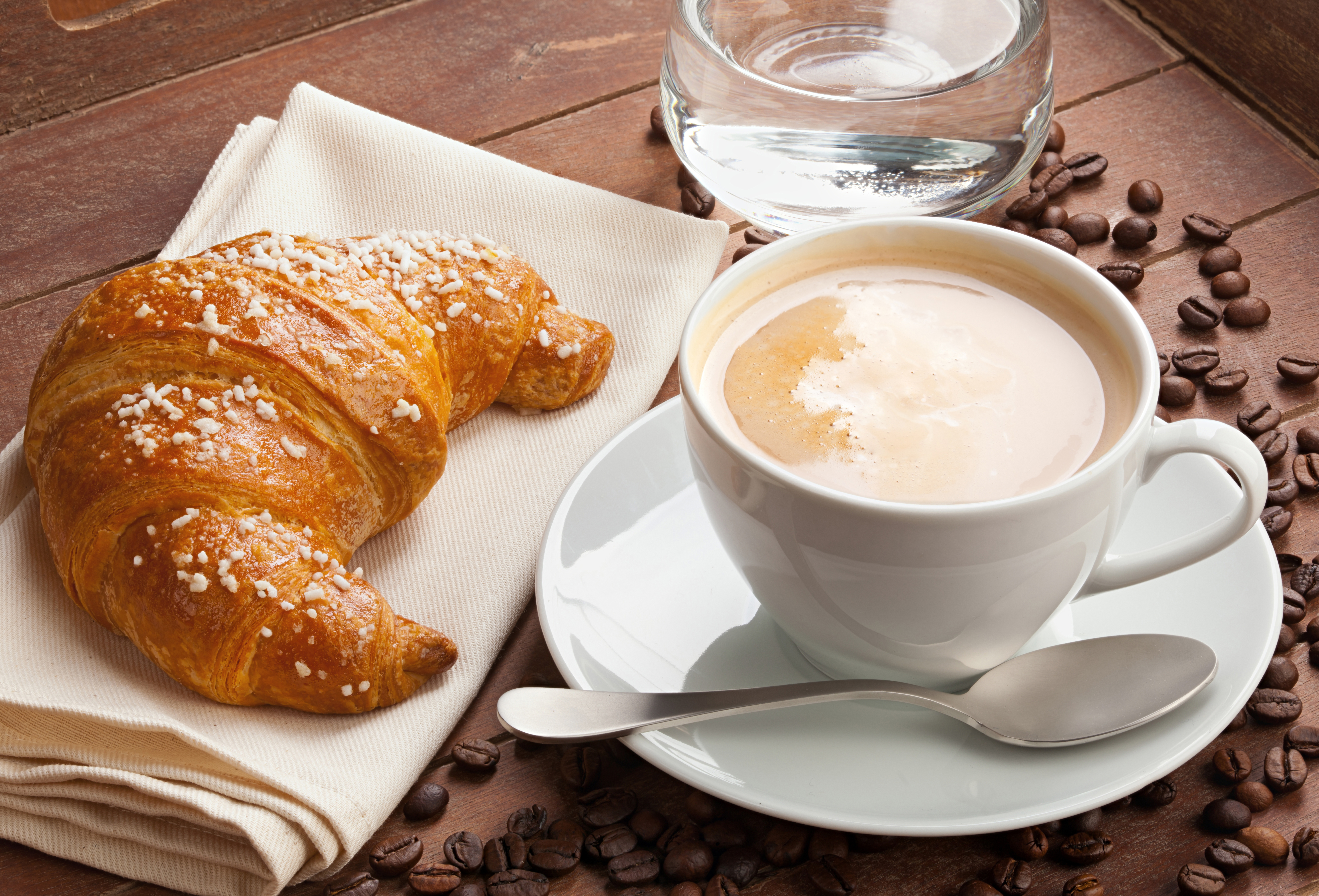 Handy-Wallpaper Tasse, Kaffeebohnen, Croissant, Nahrungsmittel, Kaffee, Frühstuck kostenlos herunterladen.