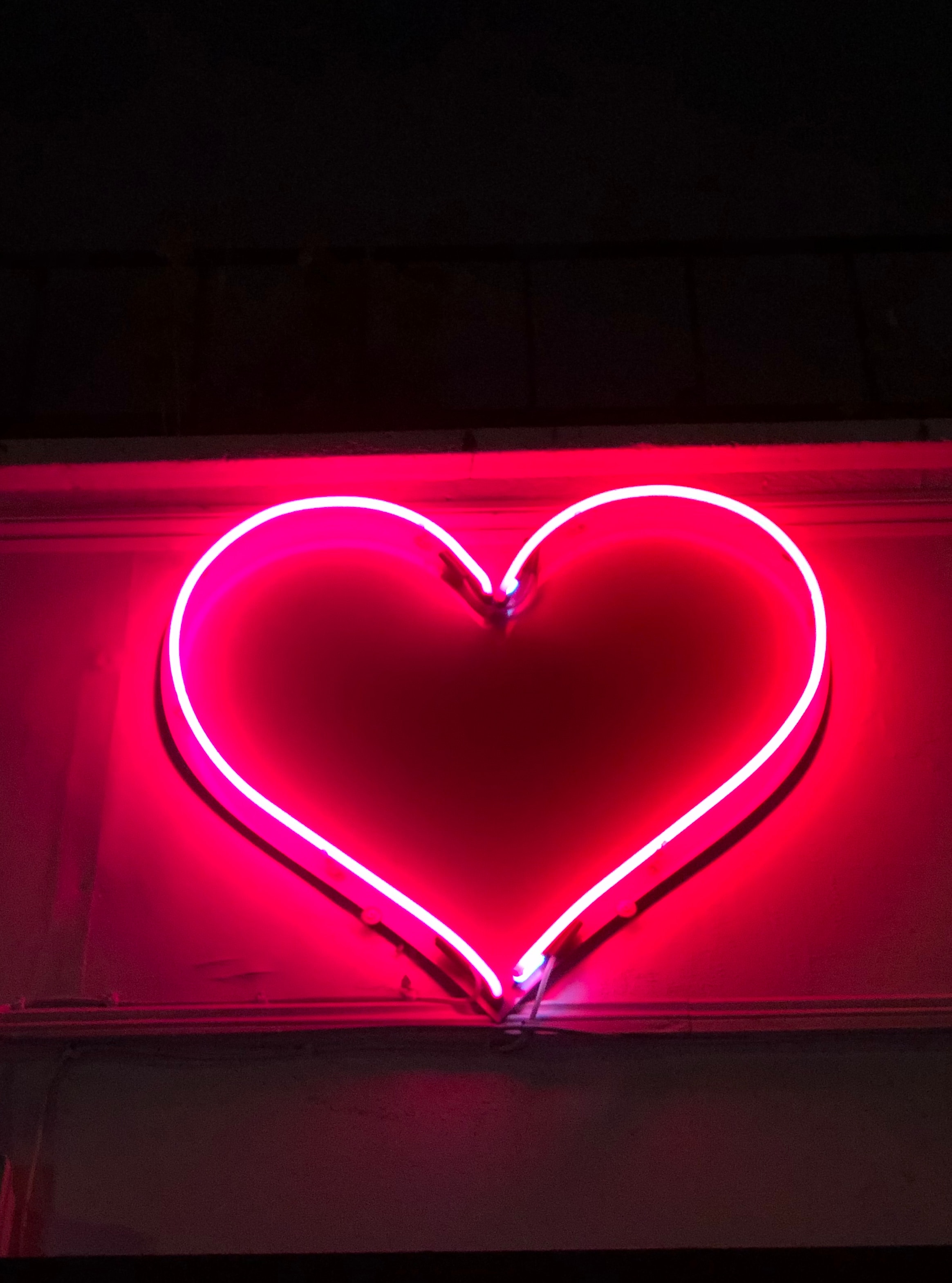 111896 baixar papel de parede amor, coração, vermelho, brilhar, luz, néon, um coração, sinal, signboard - protetores de tela e imagens gratuitamente