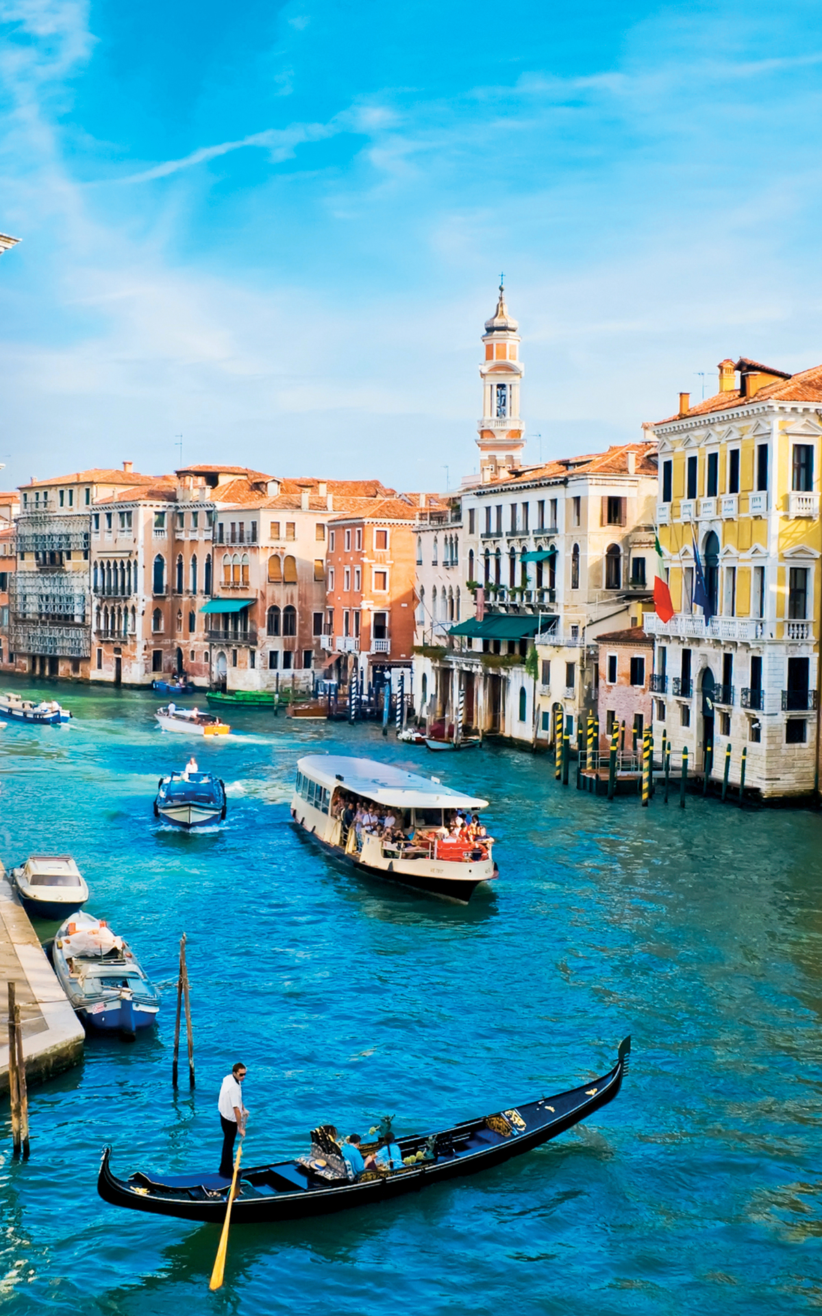 Скачать картинку Города, Италия, Венеция, Город, Канал, Гондола, Сделано Человеком в телефон бесплатно.