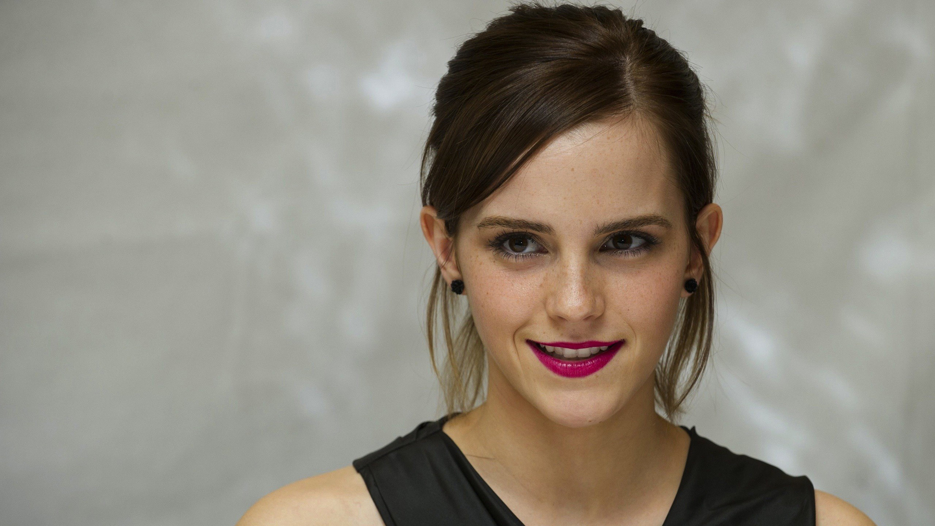Download mobile wallpaper Emma Watson, Smile, English, Face, Celebrity, Brown Eyes, Actress, Lipstick for free.
