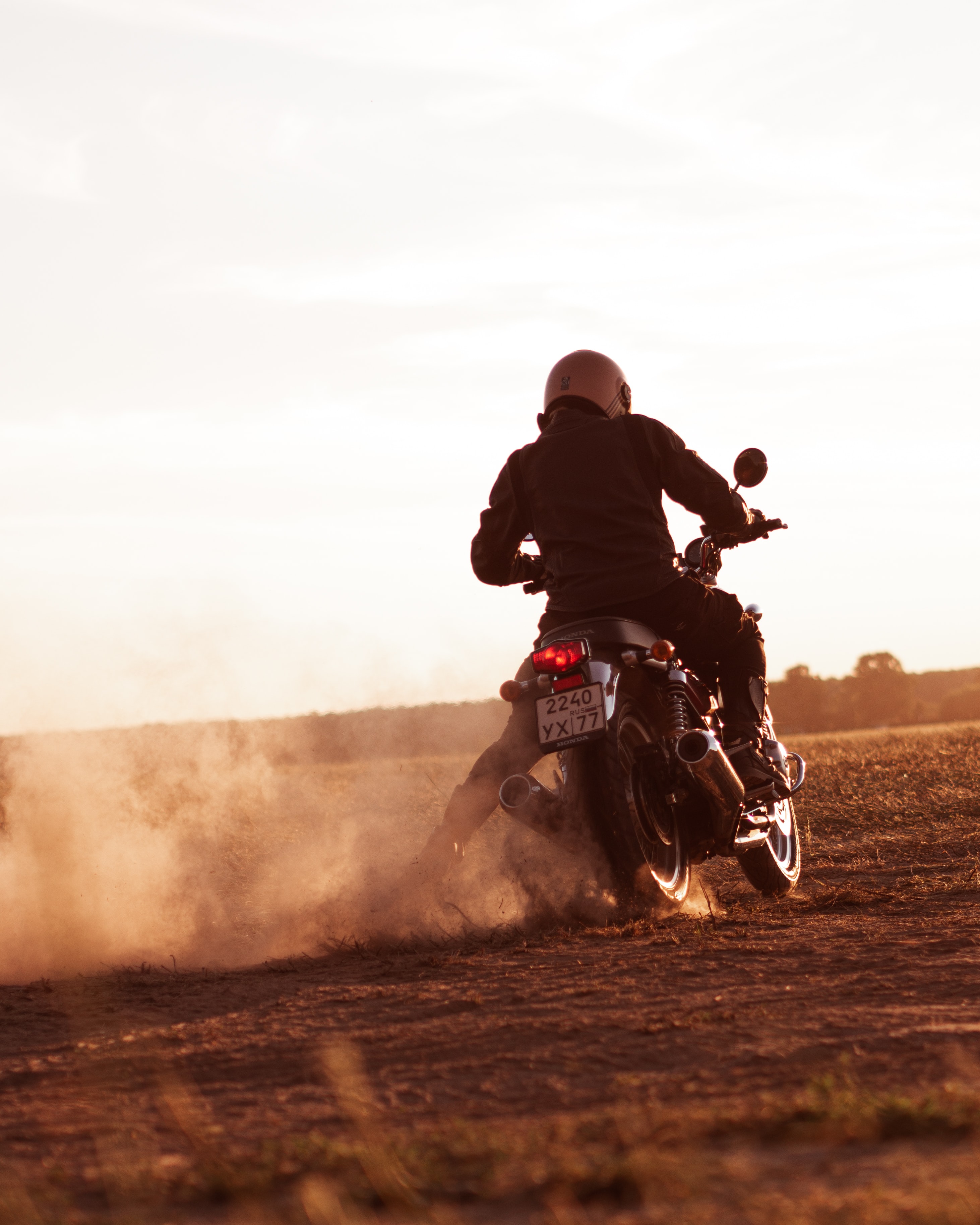 112959 télécharger le fond d'écran moto, désert, motocycliste, casque, motocyclette, bicyclette, vélo, poussière - économiseurs d'écran et images gratuitement