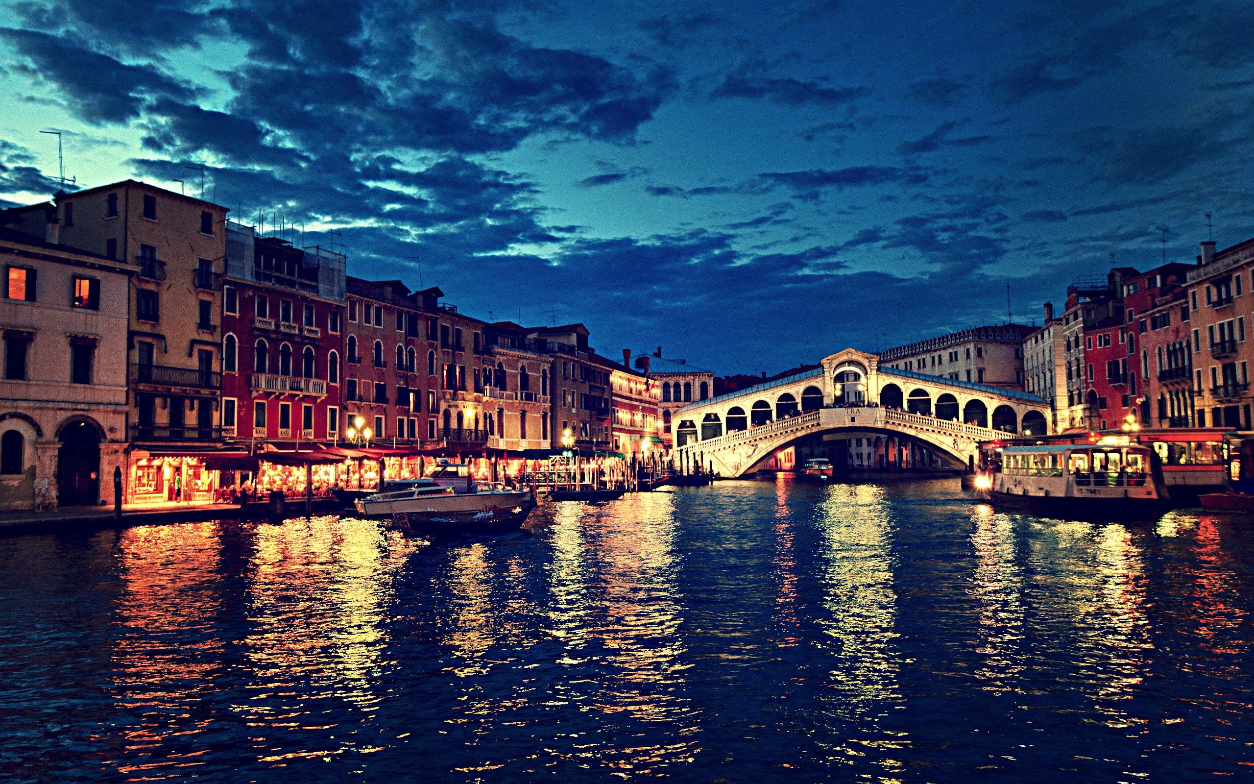 Скачати мобільні шпалери Міста, Будинки, Річка, Будівля, Rialto Bridge, Міст Ріальто, Ніч, Італія безкоштовно.