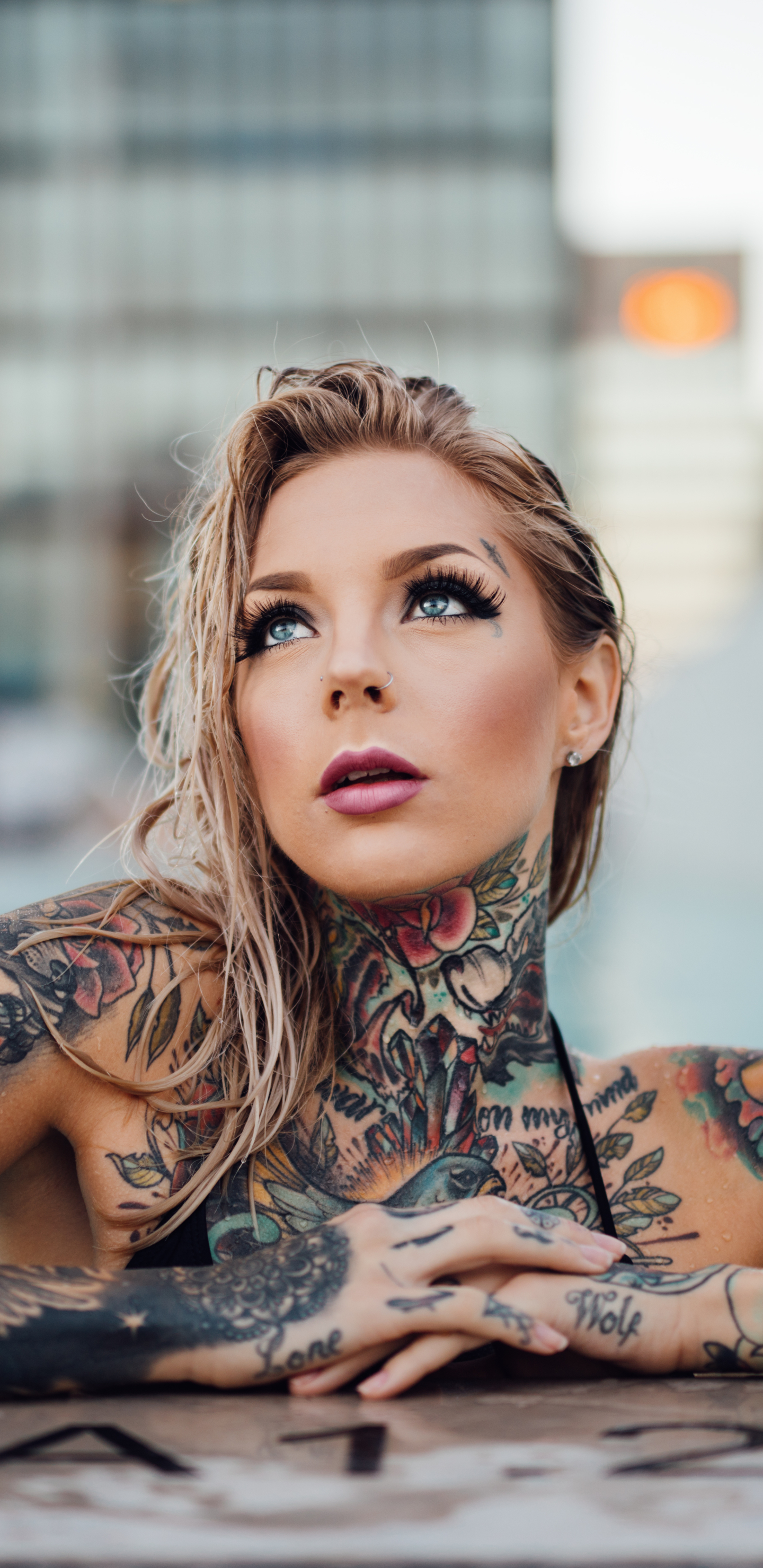 Descarga gratuita de fondo de pantalla para móvil de Tatuaje, Rubio, Ojos Azules, Modelo, Mujeres, Rubia.