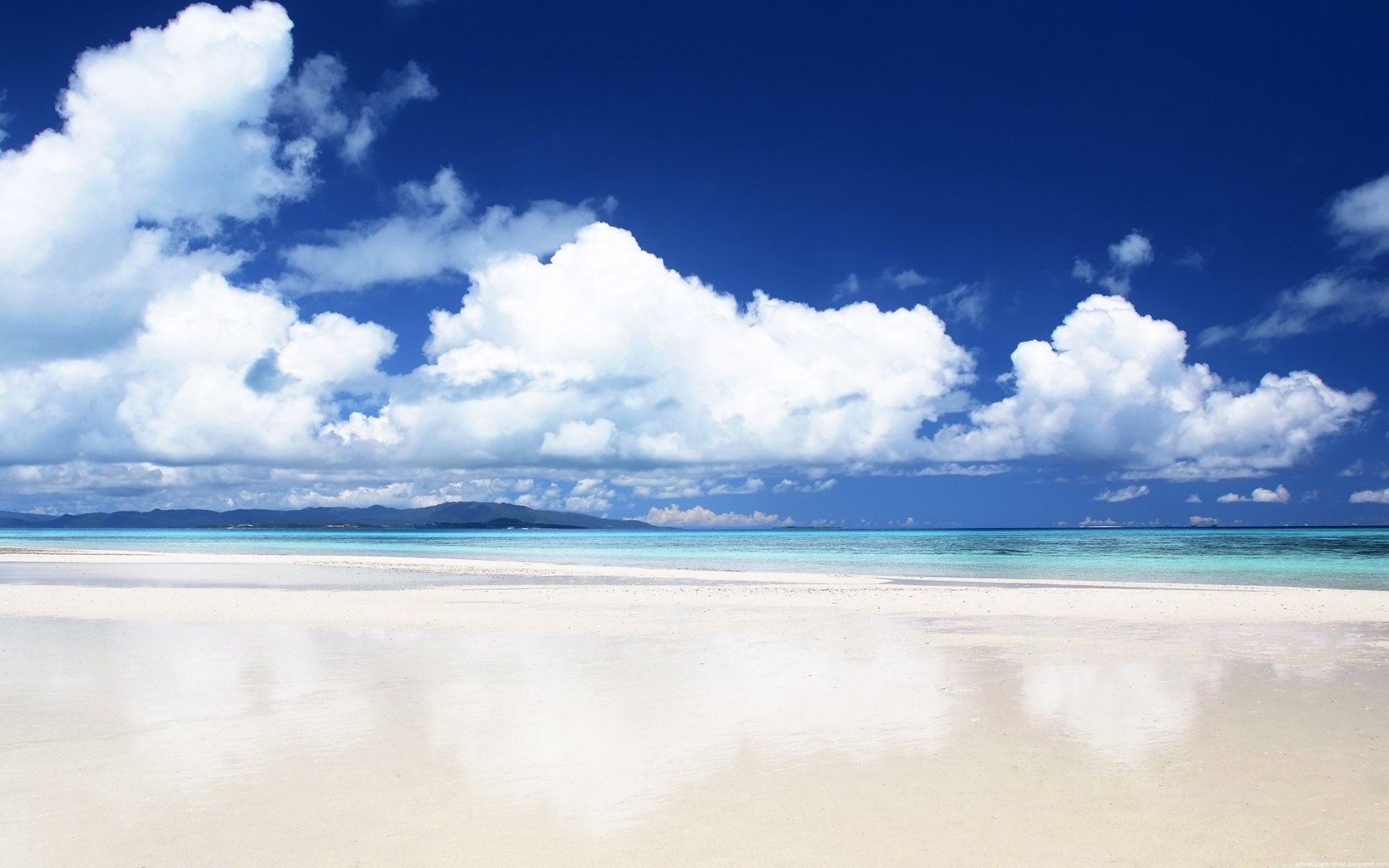 Скачати мобільні шпалери Хмари, Море, Пейзаж, Пляж безкоштовно.