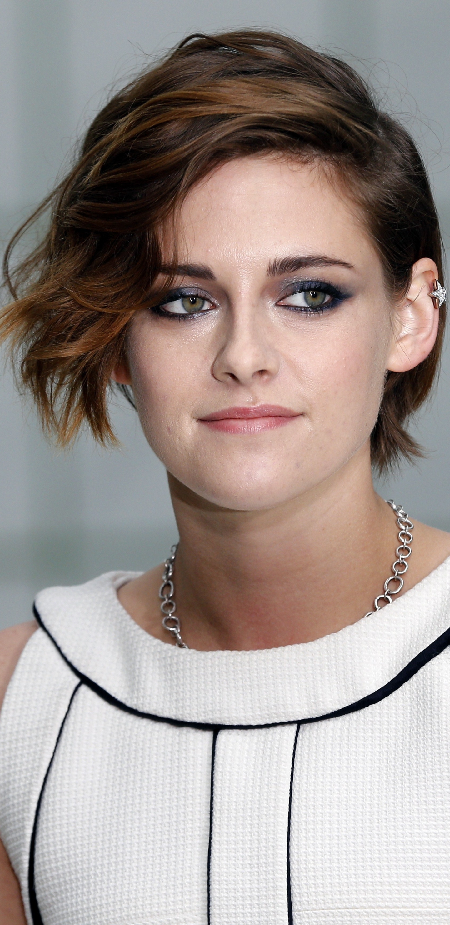 Download mobile wallpaper Kristen Stewart, Face, Brunette, American, Celebrity, Short Hair, Actress for free.