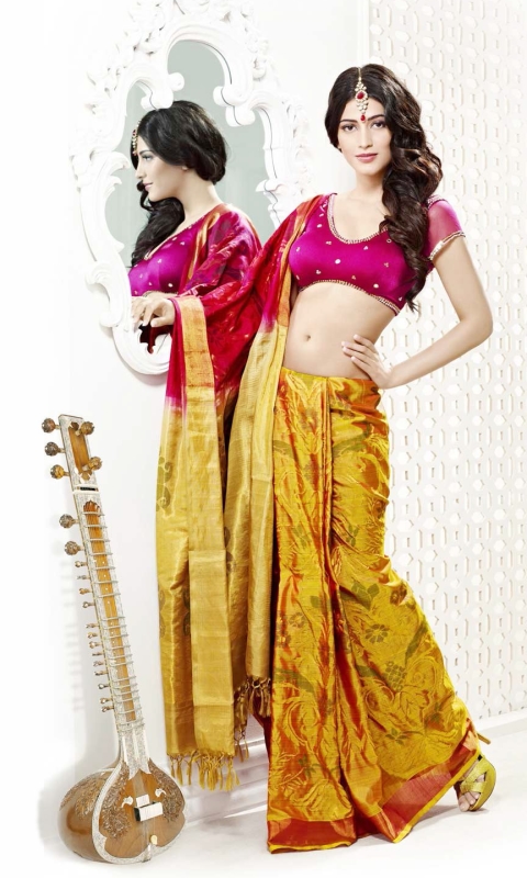 Handy-Wallpaper Spiegel, Berühmtheiten, Bollywood, Shruti Haasan, Sari kostenlos herunterladen.