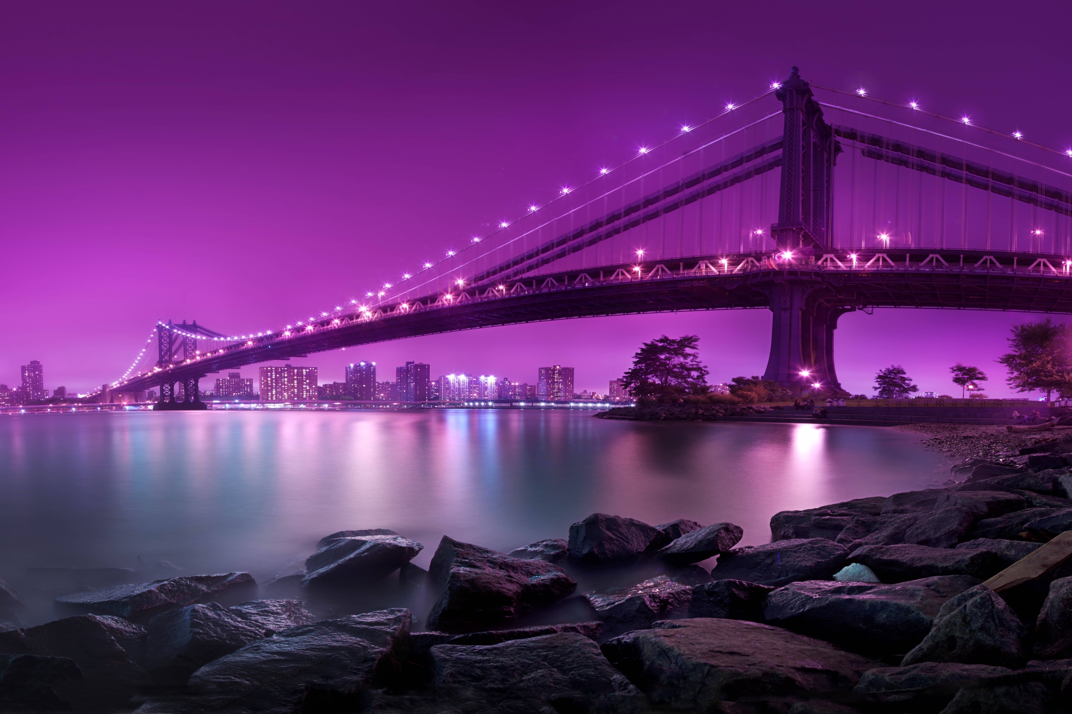 Скачать картинку Река, Мосты, Ночь, Город, Мост, Манхэттенский Мост, Пурпурный, Сделано Человеком в телефон бесплатно.