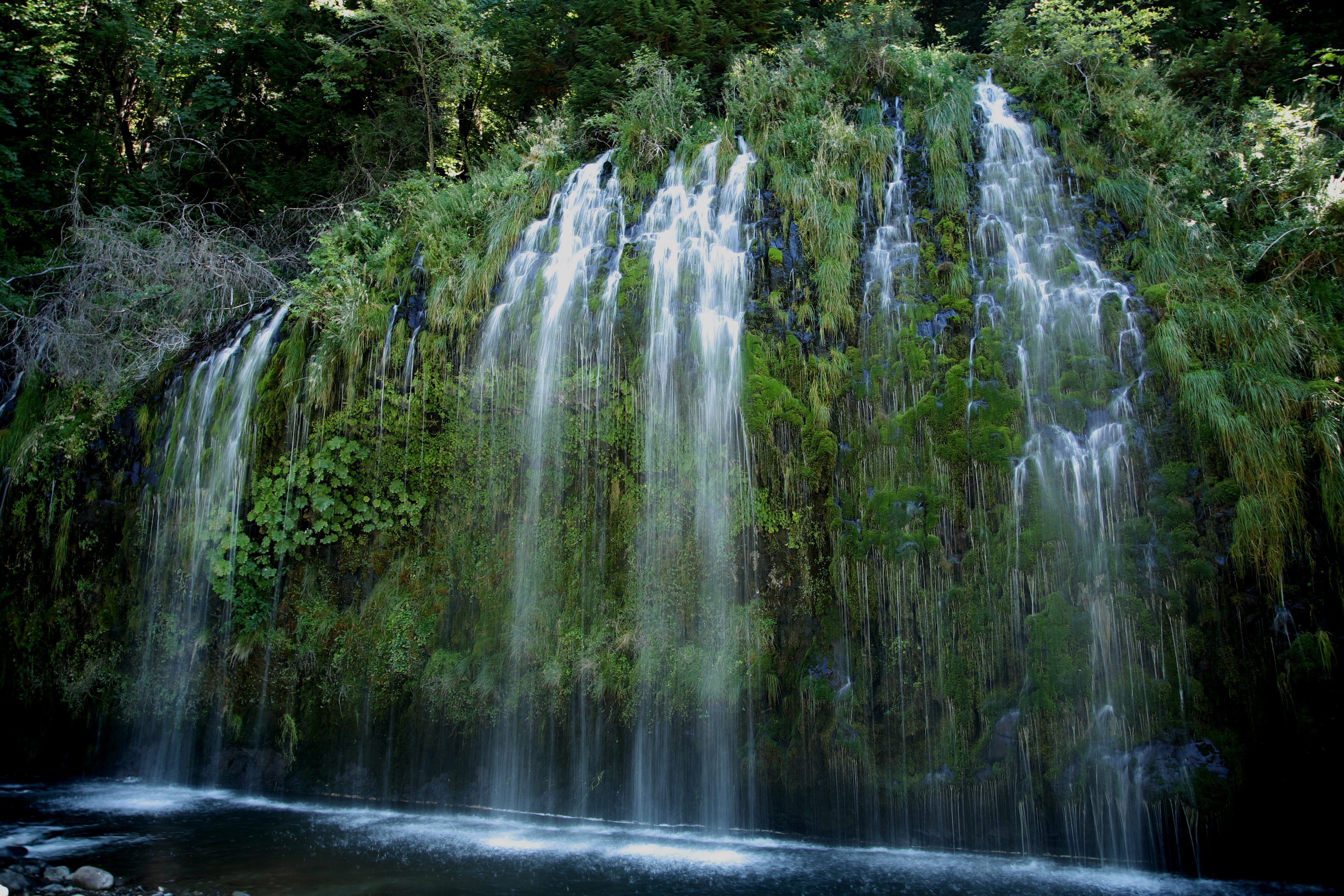 Handy-Wallpaper Natur, Wasser, Wasserfälle, Wasserfall, Erde/natur kostenlos herunterladen.