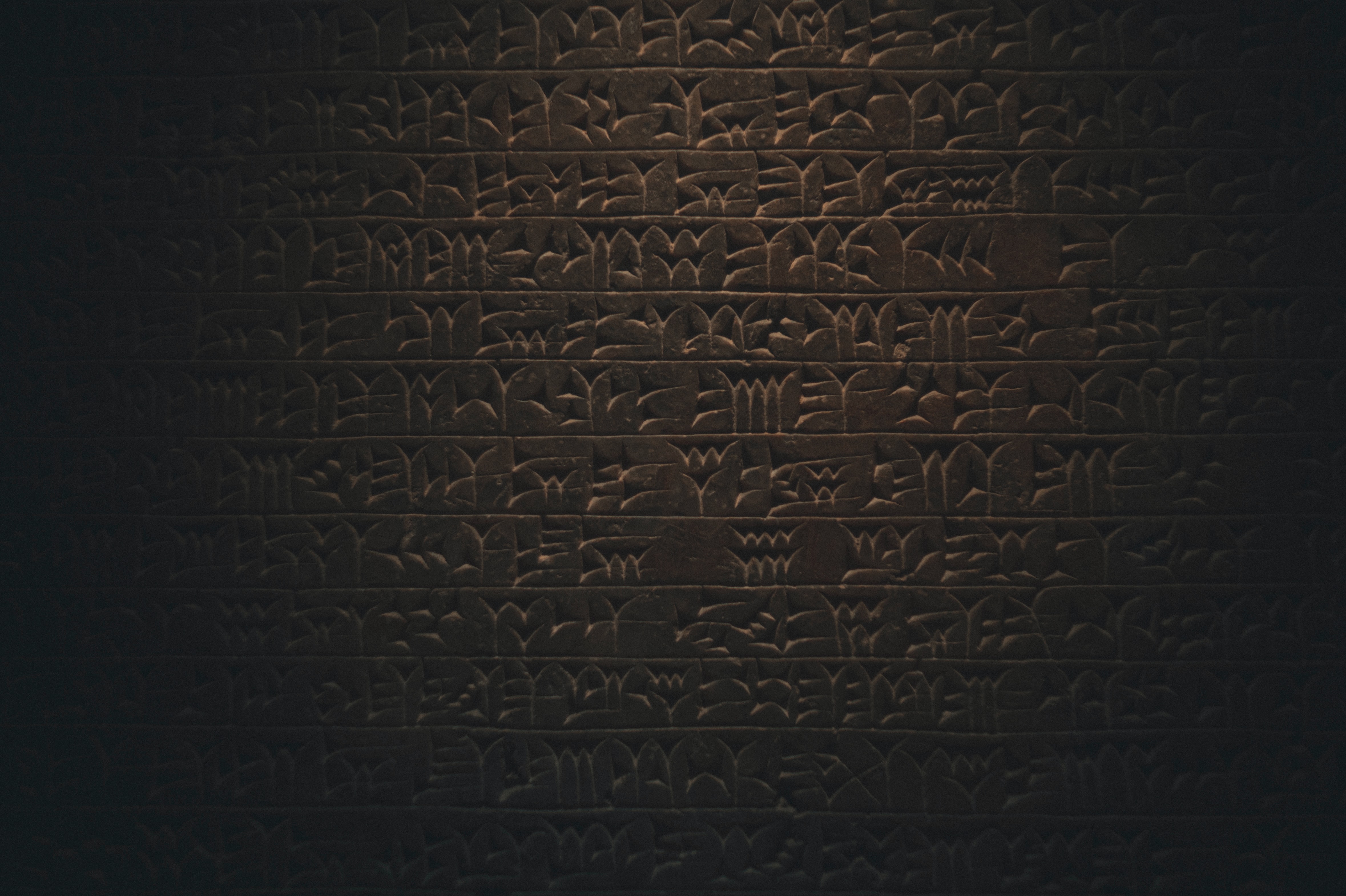 Téléchargez gratuitement l'image Une Inscription, Hiéroglyphes, Inscription, Textures, Mur, Sombre, Texture sur le bureau de votre PC