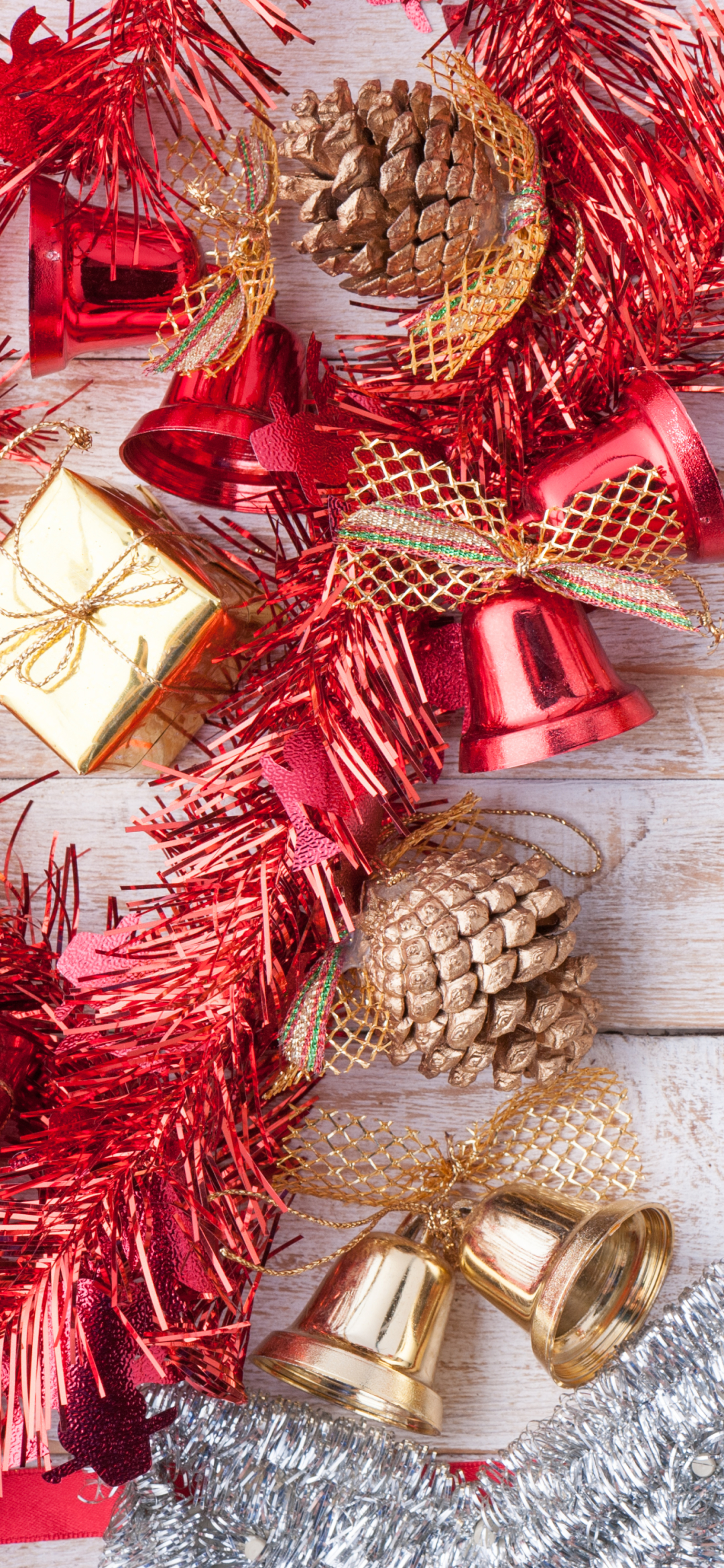Handy-Wallpaper Feiertage, Weihnachten, Geschenk, Weihnachtsschmuck, Glocke, Tannenzapfen kostenlos herunterladen.