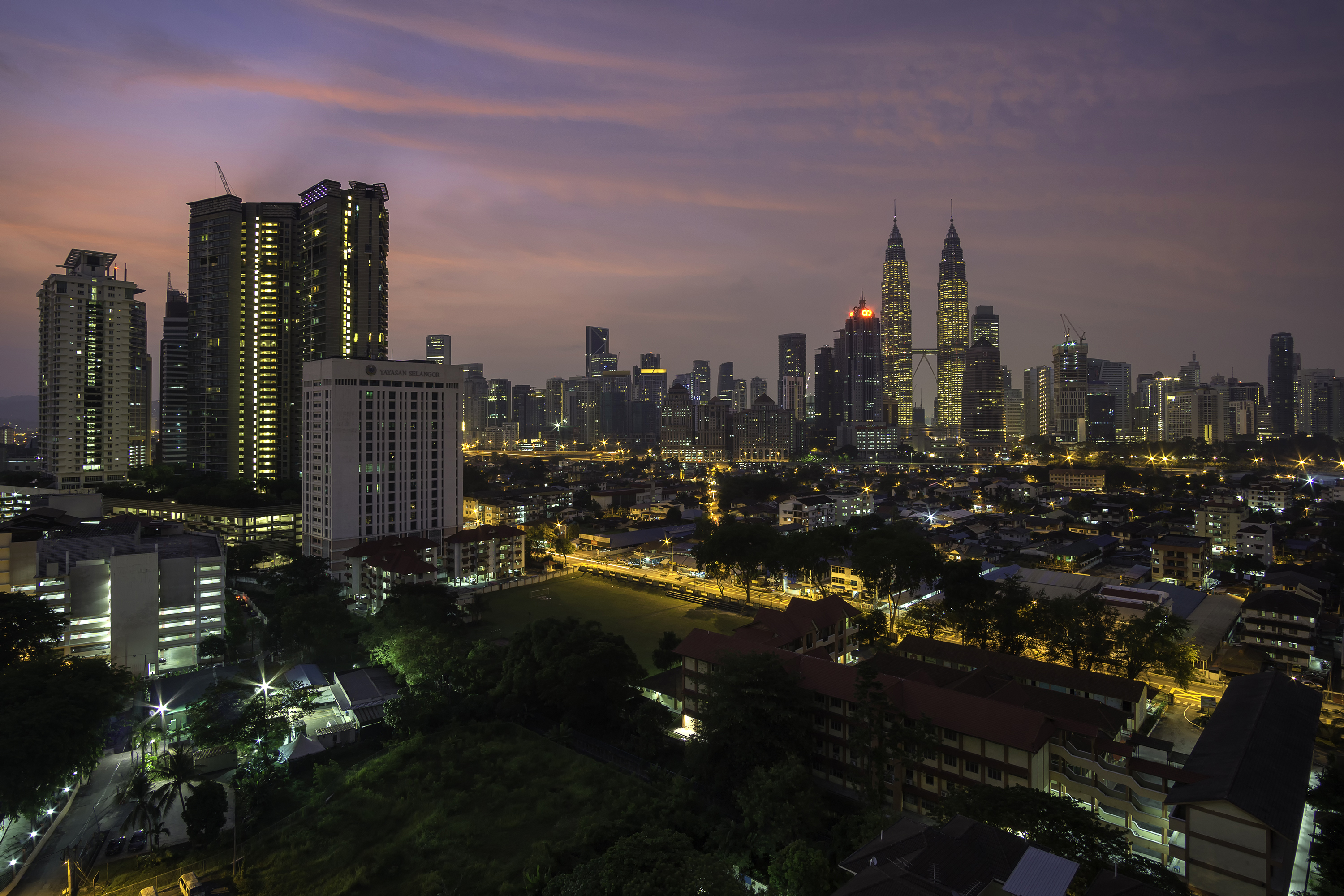 429918 descargar imagen hecho por el hombre, kuala lumpur, edificio, ciudad, malasia, noche, torres petronas, rascacielos, ciudades: fondos de pantalla y protectores de pantalla gratis