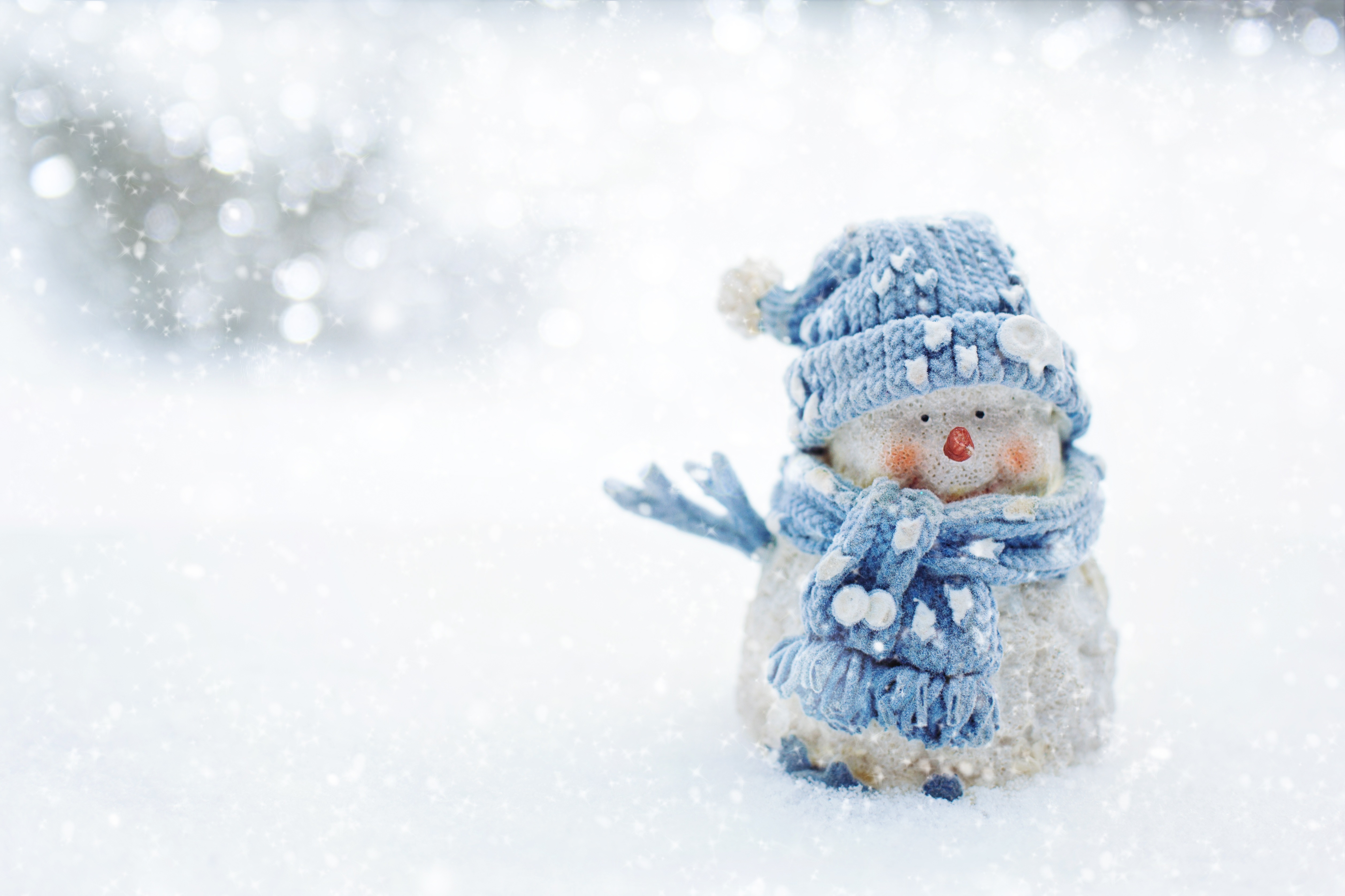 Скачать картинку Рождество, Игрушка, Снеговик, Фотографии, Снегопад в телефон бесплатно.