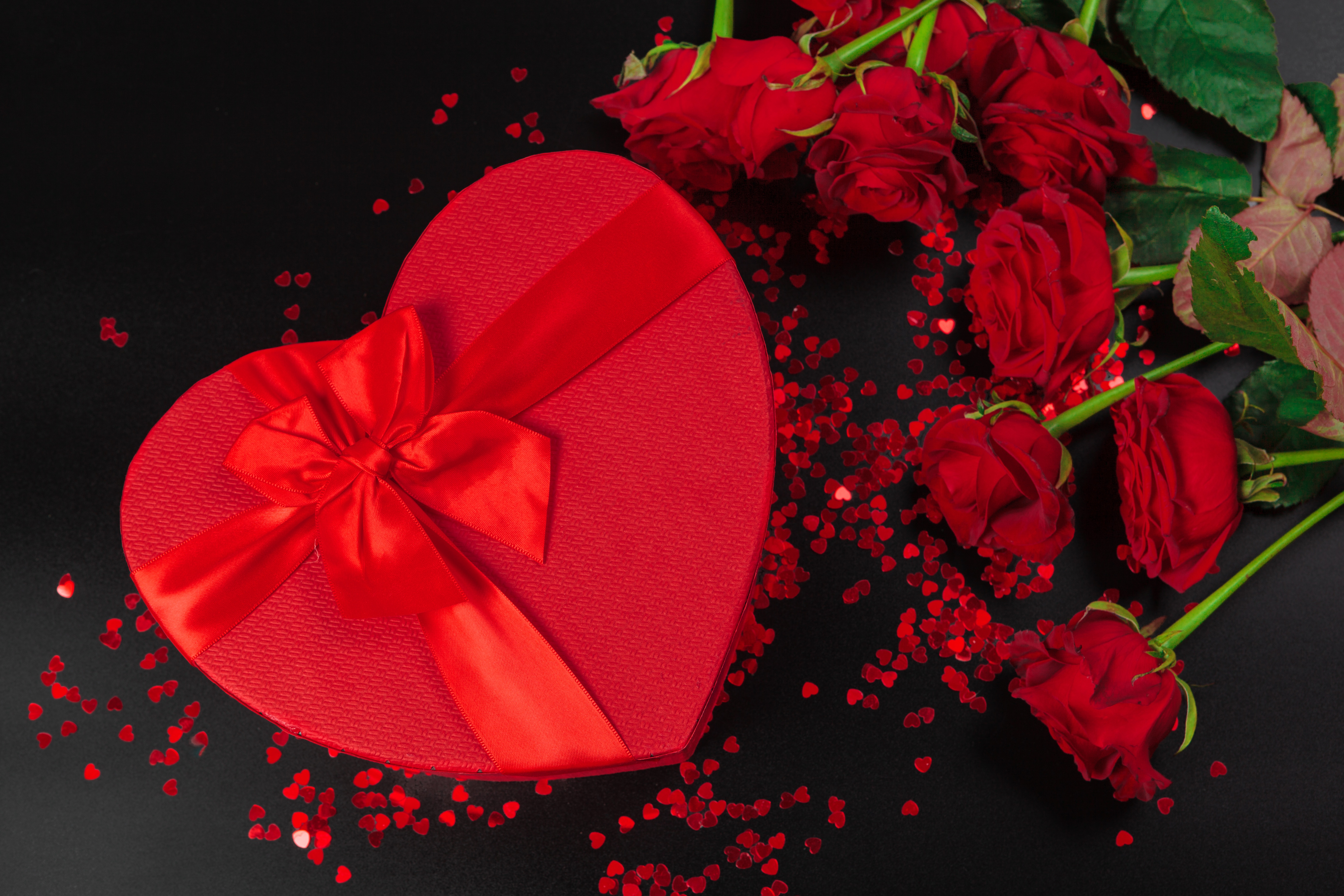 Laden Sie das Feiertage, Valentinstag, Rose, Geschenk, Romantisch, Rote Blume, Herzförmig-Bild kostenlos auf Ihren PC-Desktop herunter