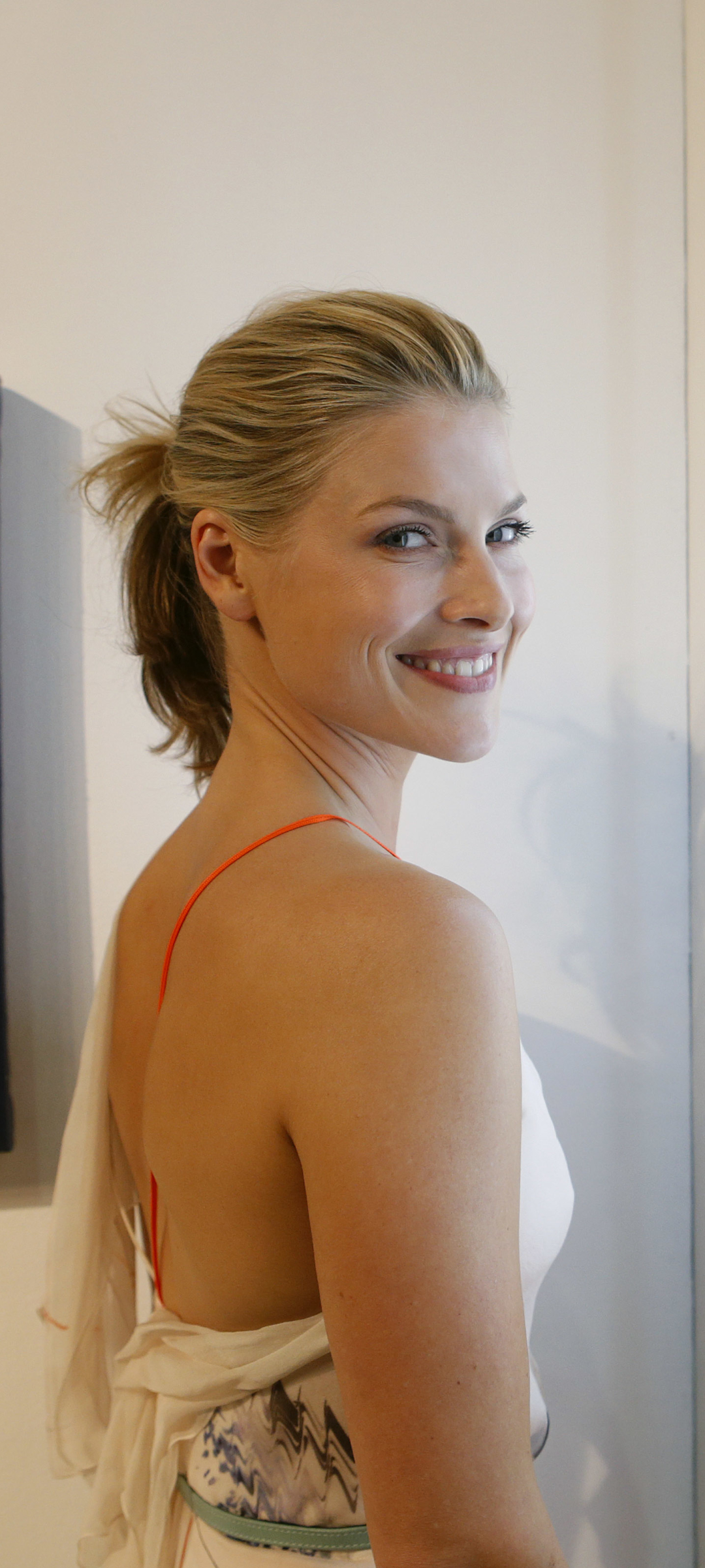 Download mobile wallpaper Blonde, Celebrity, Actress, Ali Larter for free.