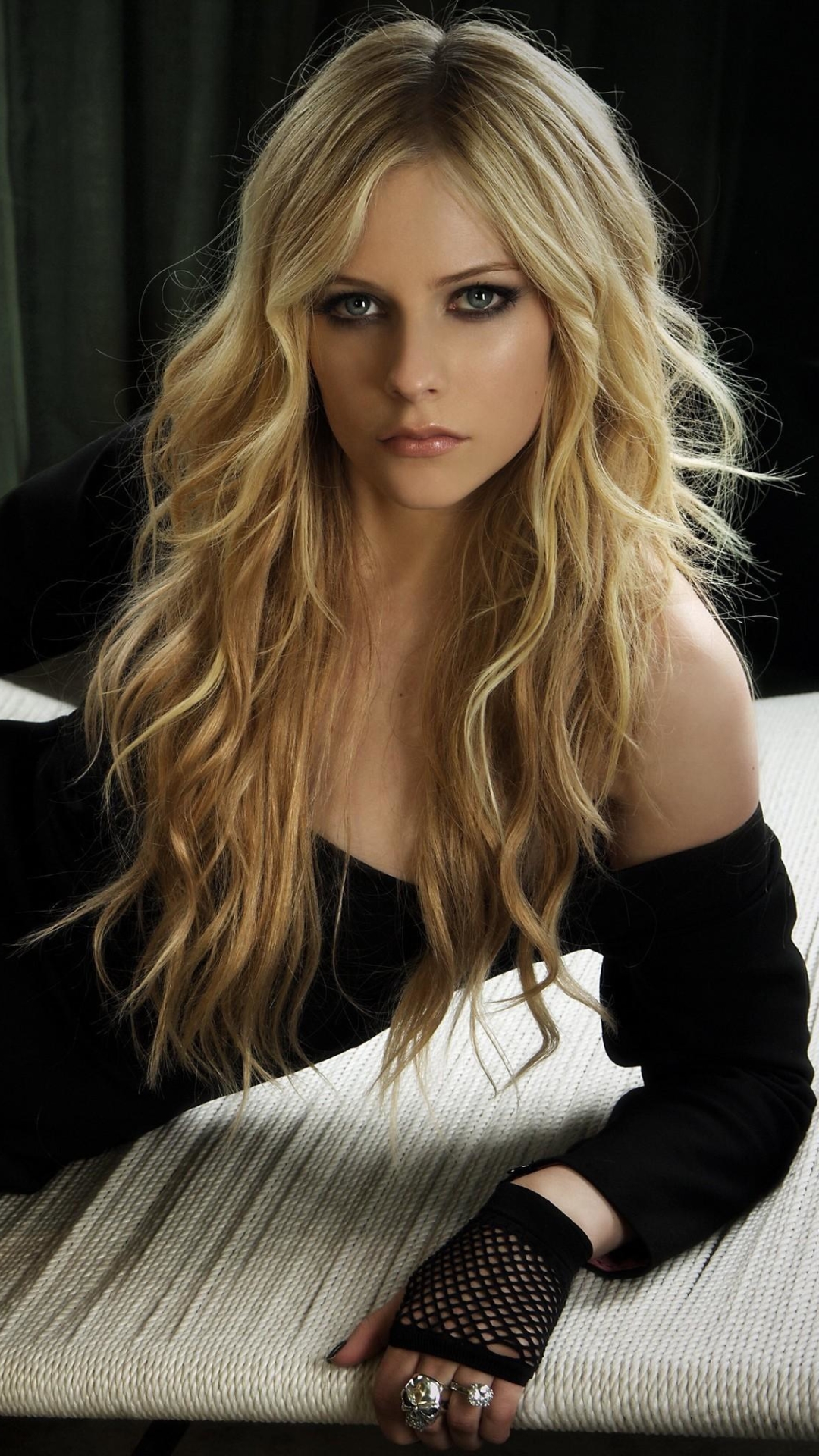 Handy-Wallpaper Musik, Avril Lavigne, Blond, Kleid, Blaue Augen, Blondinen kostenlos herunterladen.
