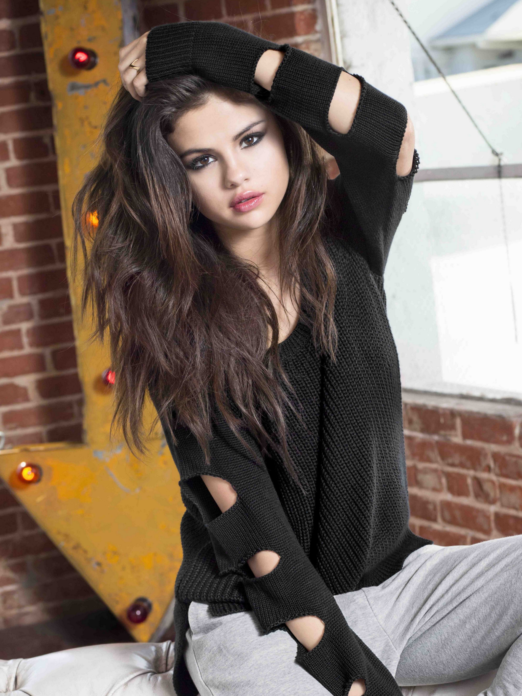 Download mobile wallpaper Music, Selena Gomez, Singer, Sweater, Brunette, Brown Eyes, Actress for free.
