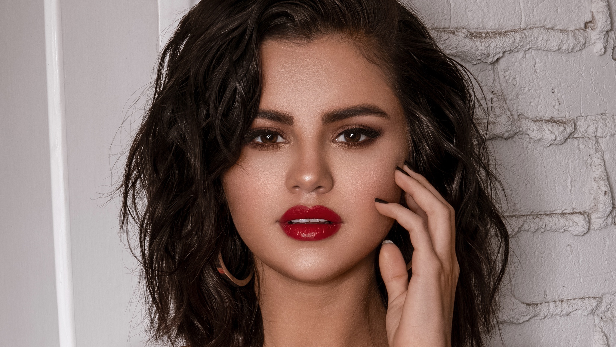 Handy-Wallpaper Musik, Selena Gomez, Sänger, Gesicht, Amerikanisch, Braune Augen, Schwarzes Haar, Lippenstift kostenlos herunterladen.