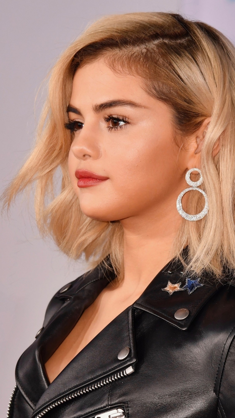 Download mobile wallpaper Music, Selena Gomez, Singer, Blonde, Face, Earrings, Brown Eyes, Actress, Leather Jacket for free.